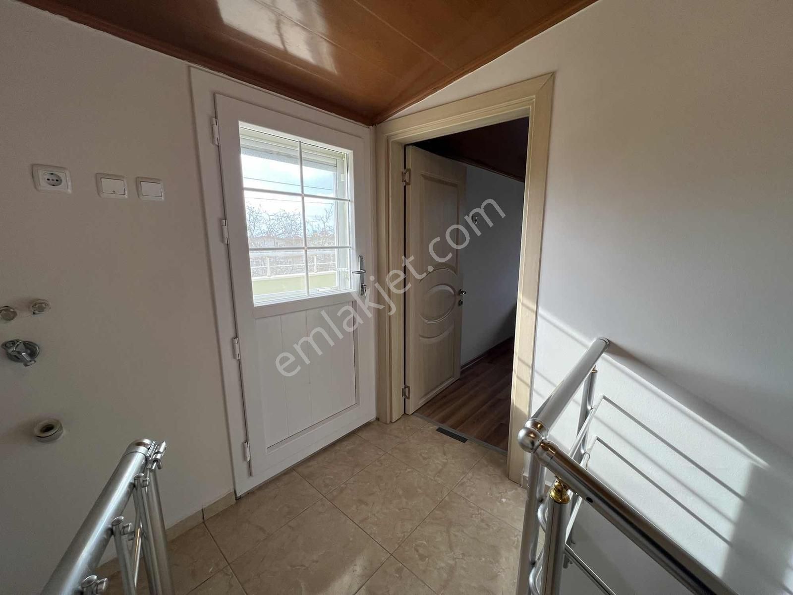 Havuzlu Site İçerisinde Denize Yakın Köşe 3+1 Tripleks Villa - Görsel 17