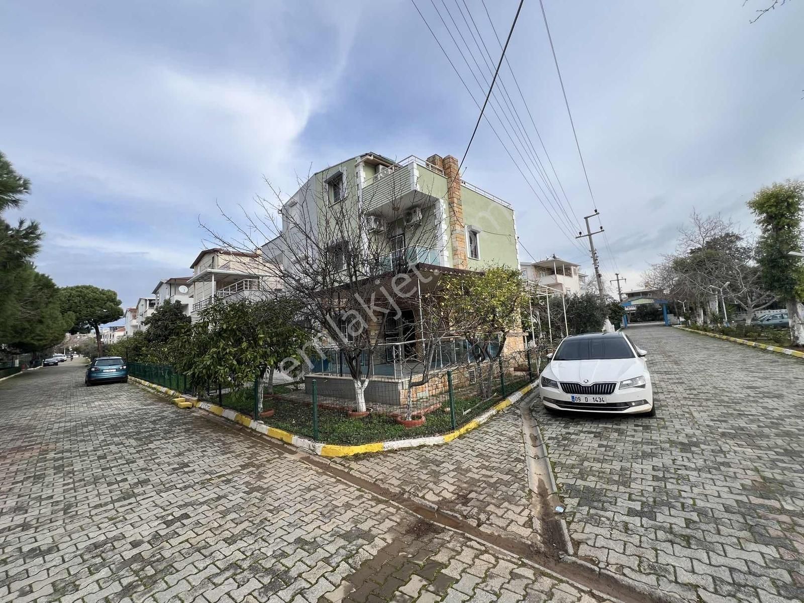 Havuzlu Site İçerisinde Denize Yakın Köşe 3+1 Tripleks Villa - Görsel 5