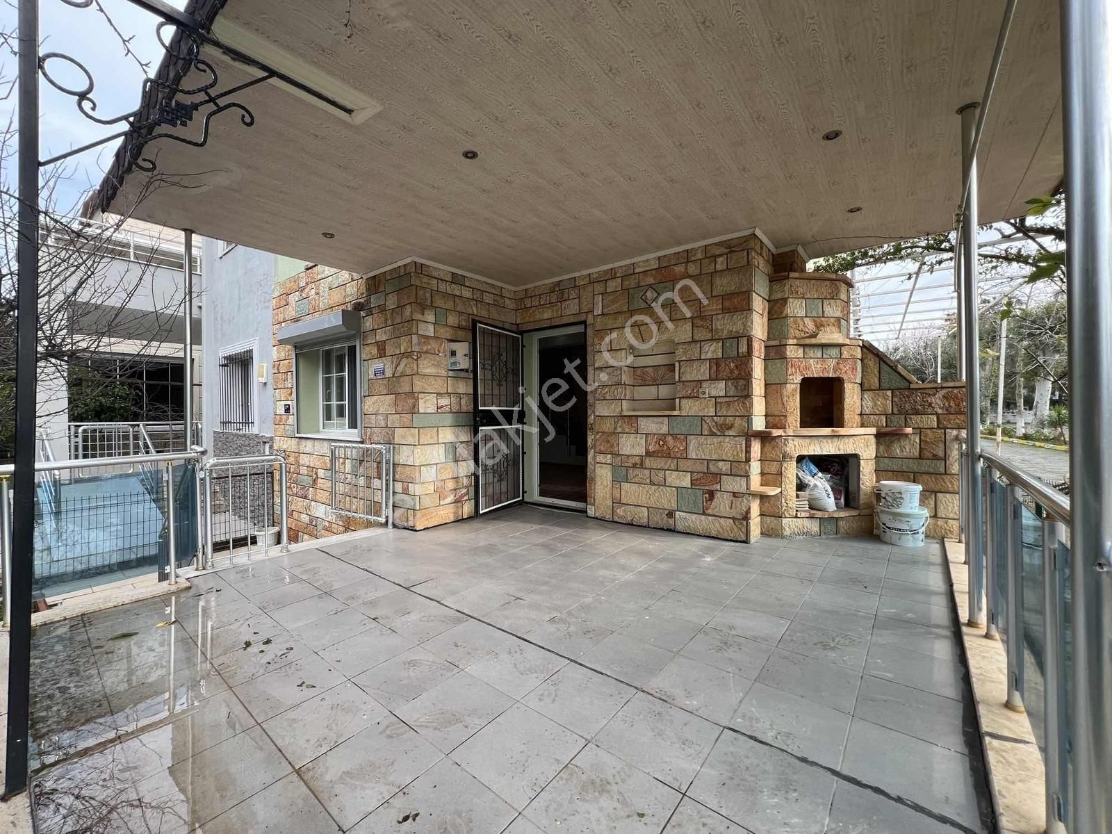 Havuzlu Site İçerisinde Denize Yakın Köşe 3+1 Tripleks Villa - Görsel 2