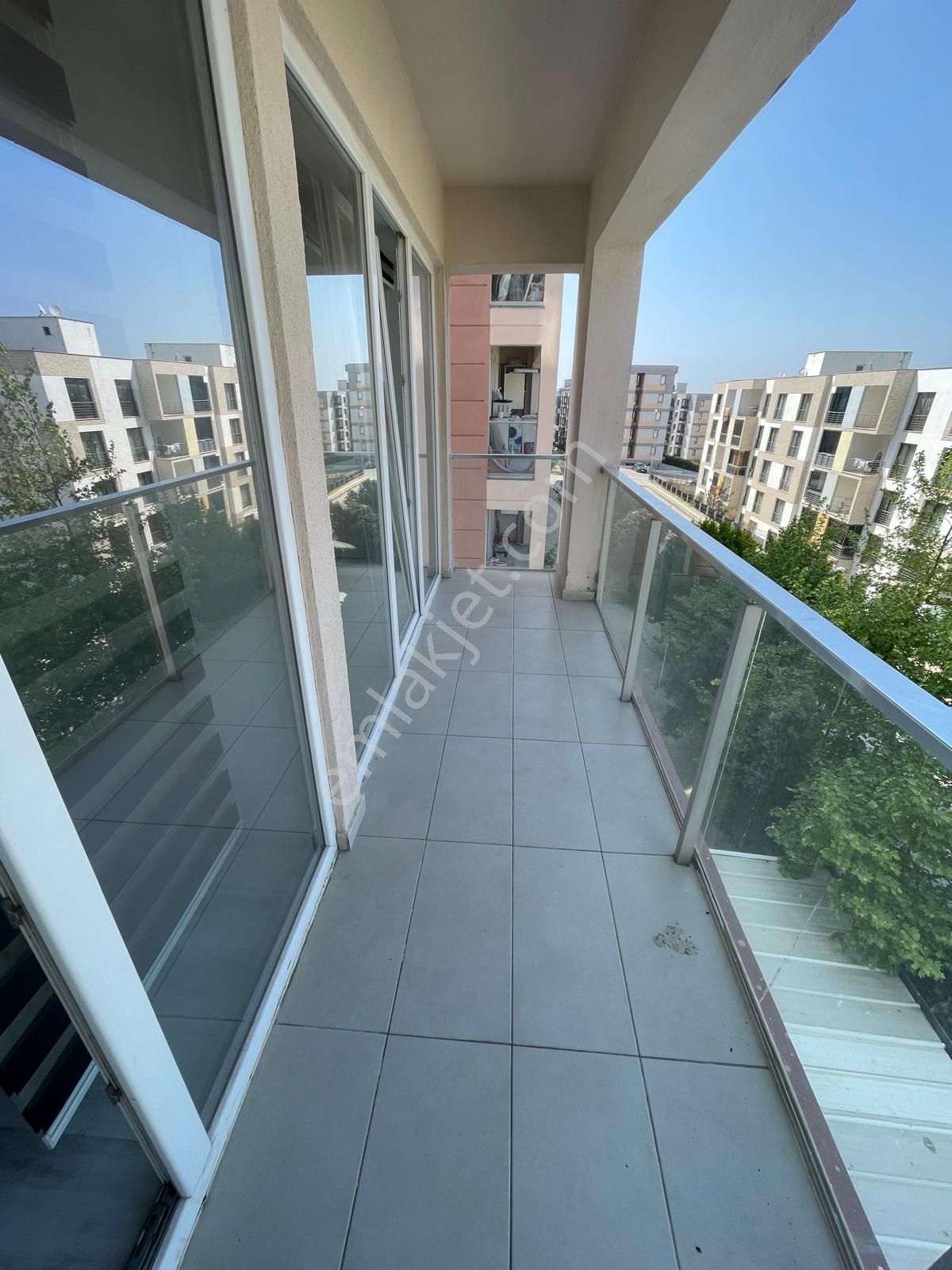 Almina'dan Geniş Siteler Bölgesinde 1+1 Kiralık Daire - Görsel 3