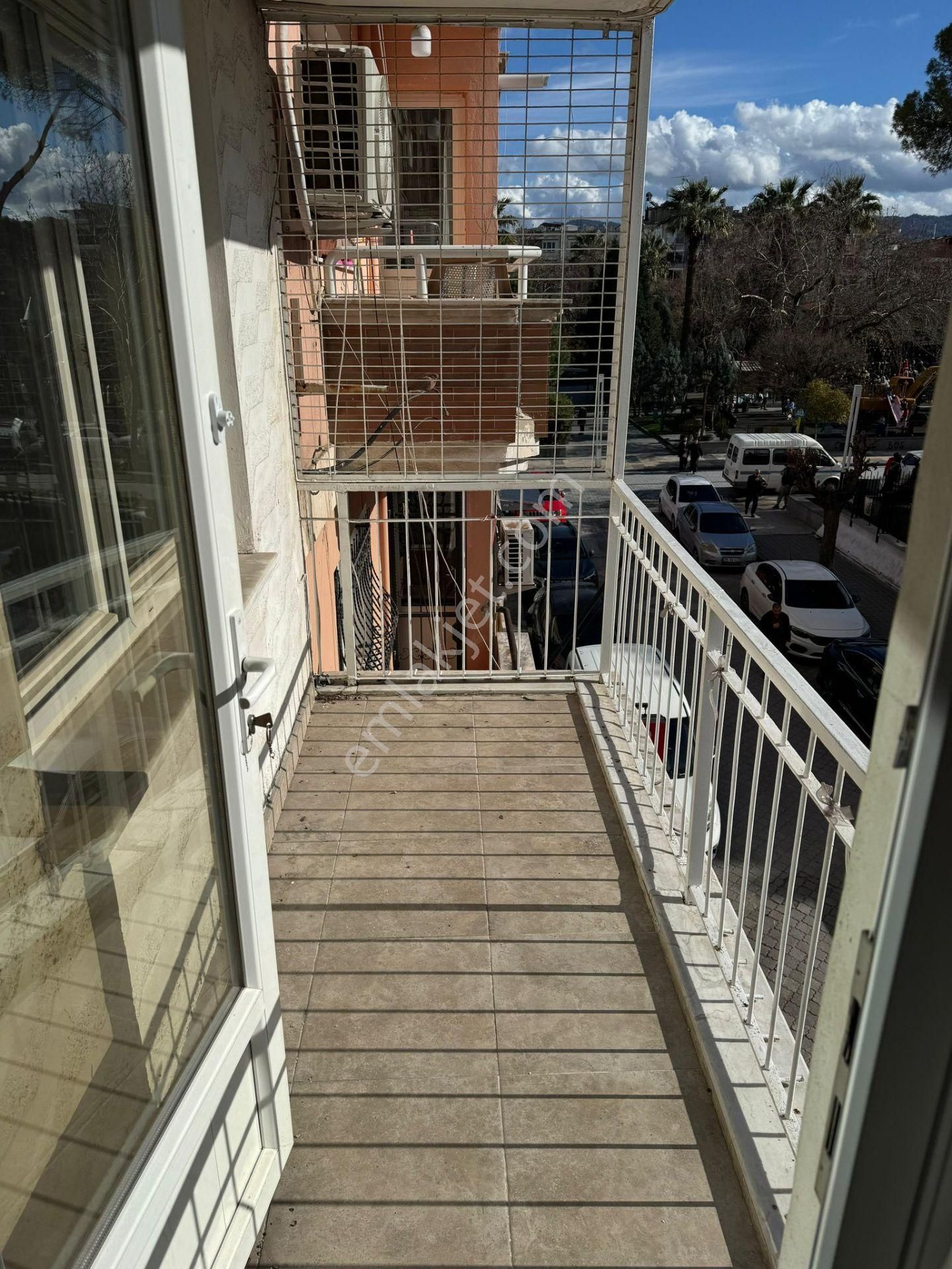 Turgutlu Satılık Cumhuriyet Mah 80m2 2+1 Oda Zemin Üstü 1. Kat Doğalgazlı Balkonlu Orta Park Civarı - Görsel 4