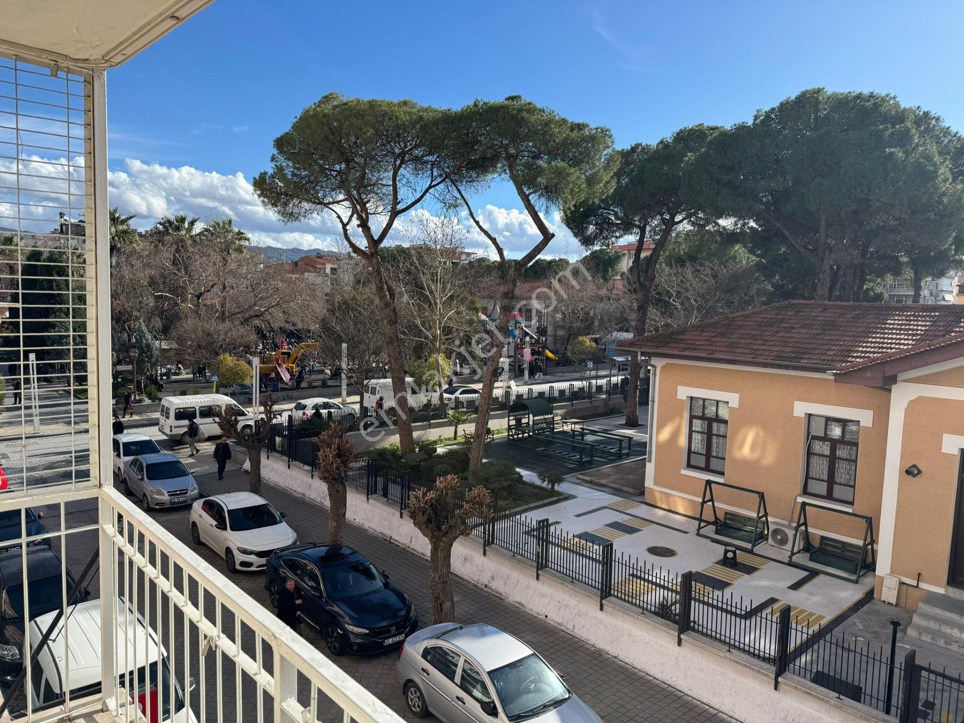 Turgutlu Satılık Cumhuriyet Mah 80m2 2+1 Oda Zemin Üstü 1. Kat Doğalgazlı Balkonlu Orta Park Civarı