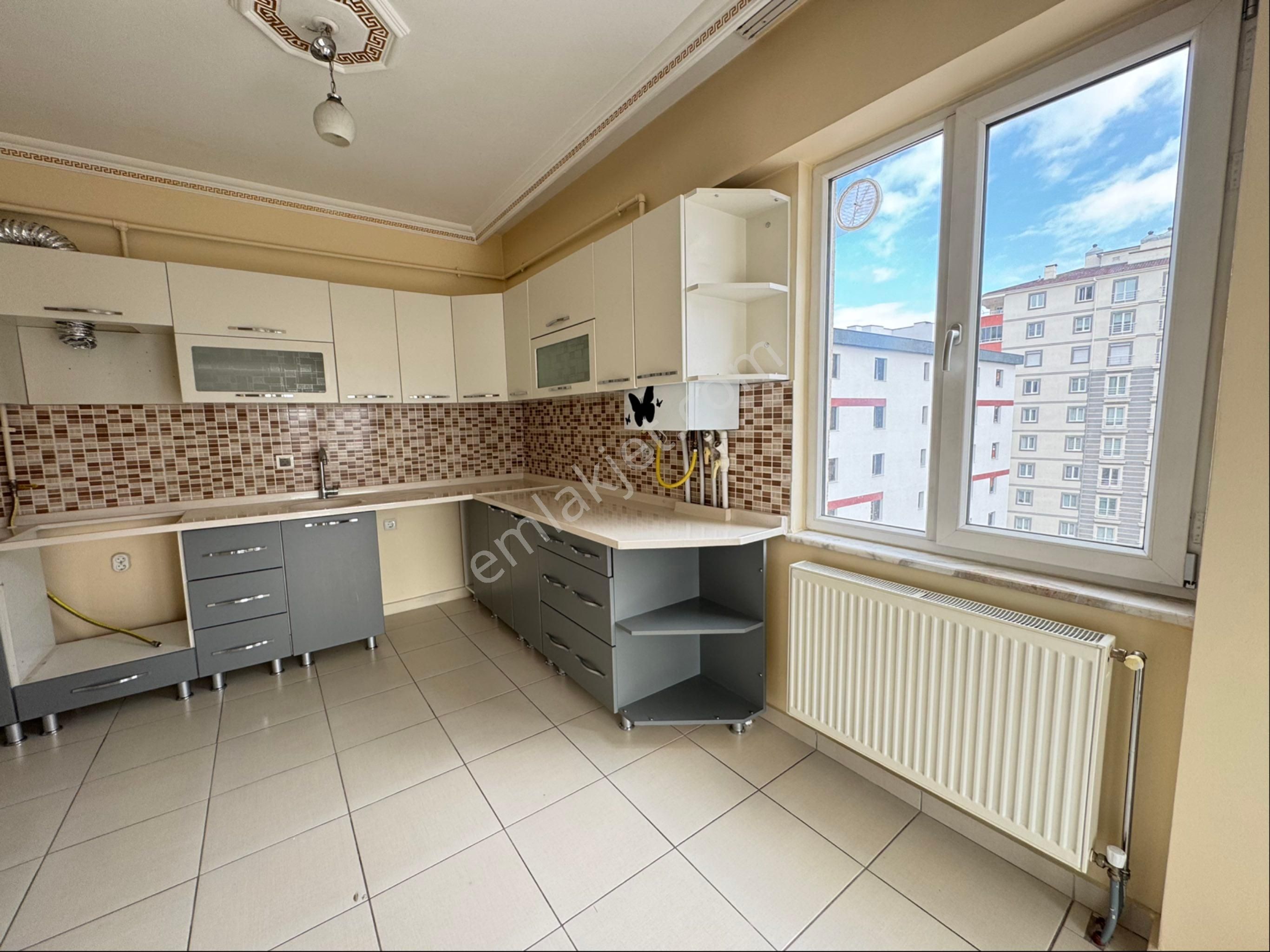 Mithatpaşa Mahallesi'nde Çift Banyolu Güney Cephe 3+1 Kiralık Daire - Görsel 9