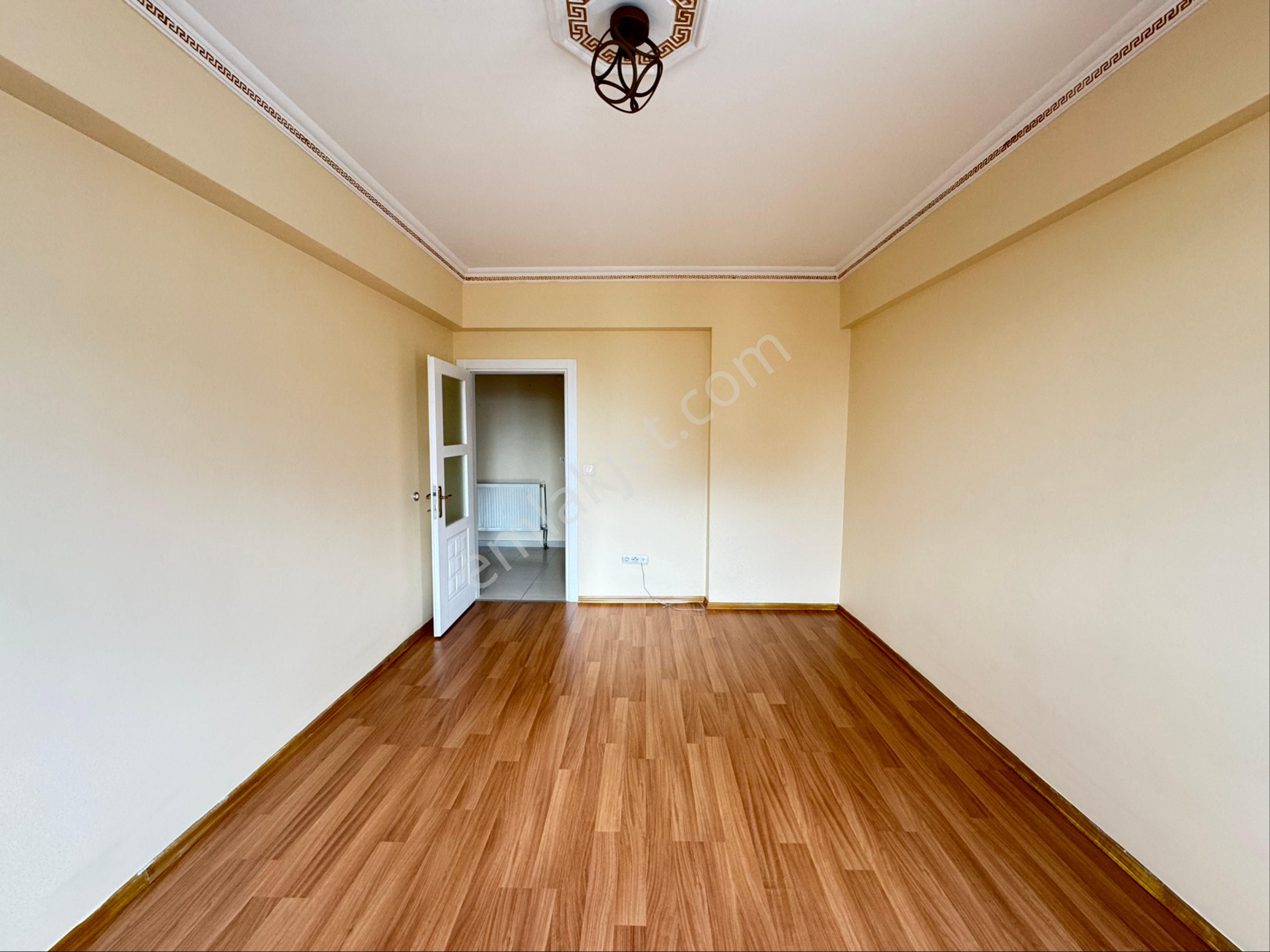 Mithatpaşa Mahallesi'nde Çift Banyolu Güney Cephe 3+1 Kiralık Daire - Görsel 15