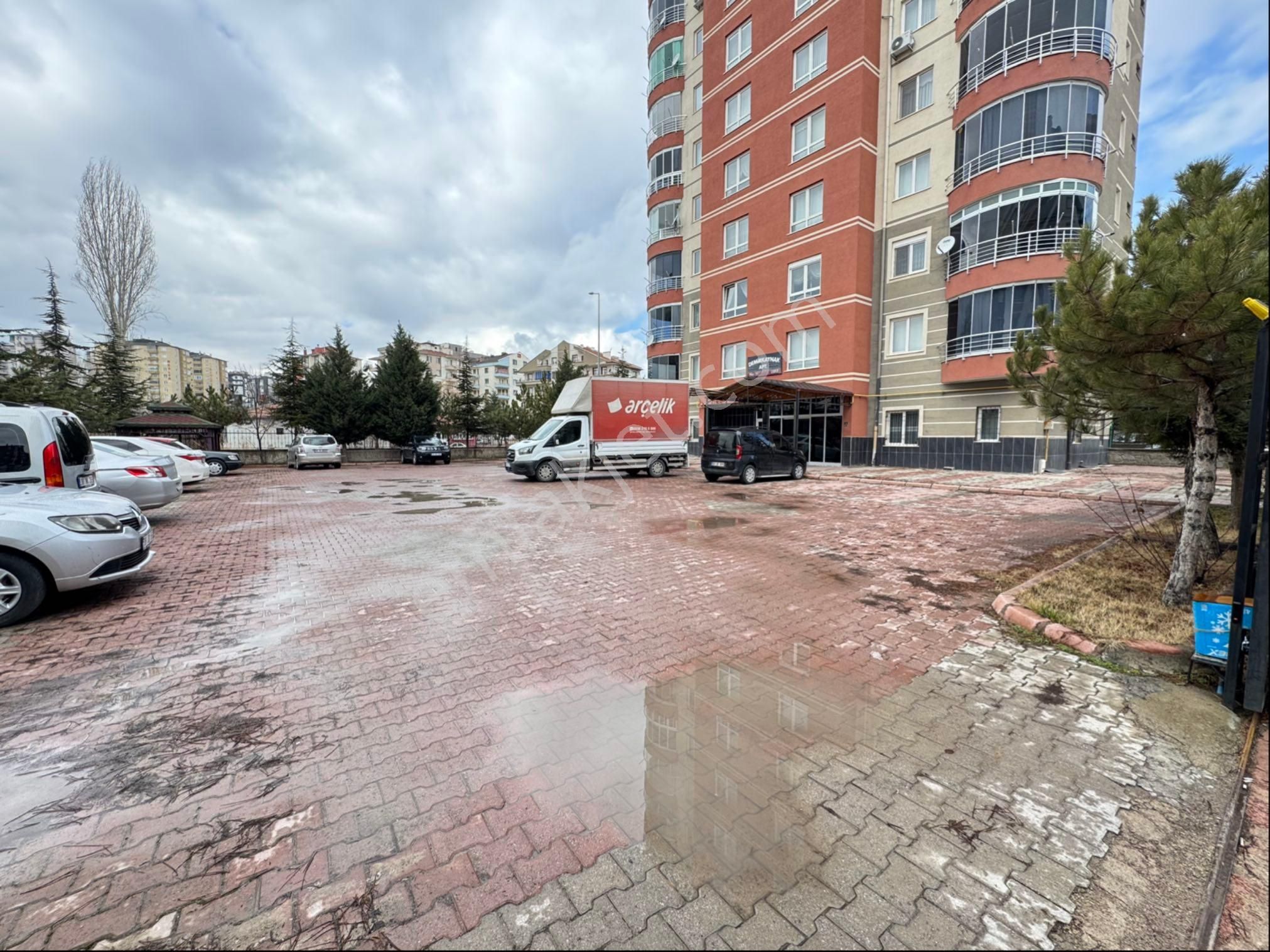 Mithatpaşa Mahallesi'nde Çift Banyolu Güney Cephe 3+1 Kiralık Daire - Görsel 4