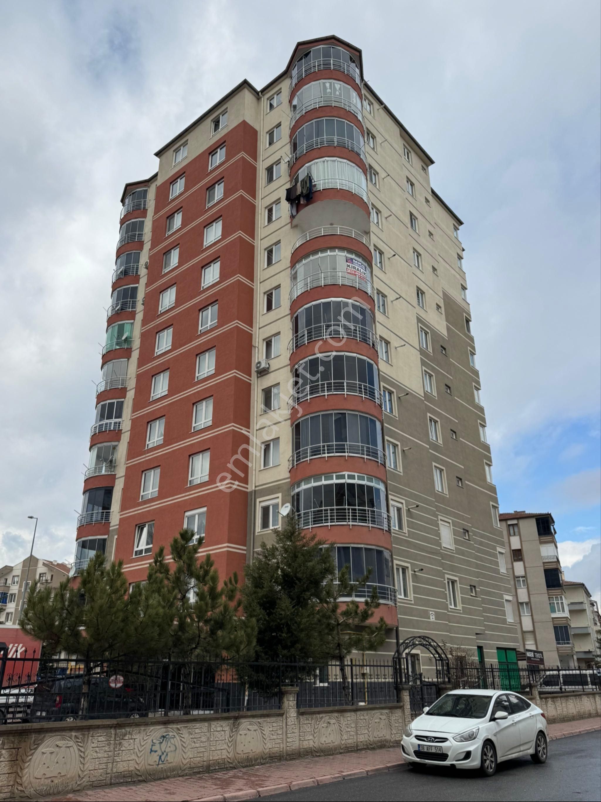 Mithatpaşa Mahallesi'nde Çift Banyolu Güney Cephe 3+1 Kiralık Daire - Görsel 2