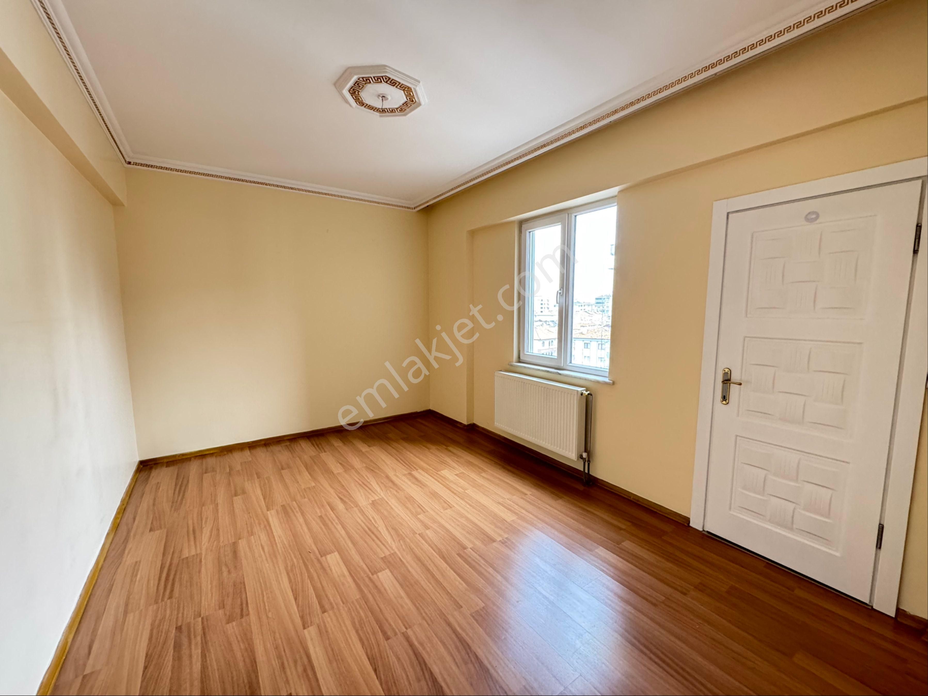 Mithatpaşa Mahallesi'nde Çift Banyolu Güney Cephe 3+1 Kiralık Daire - Görsel 27