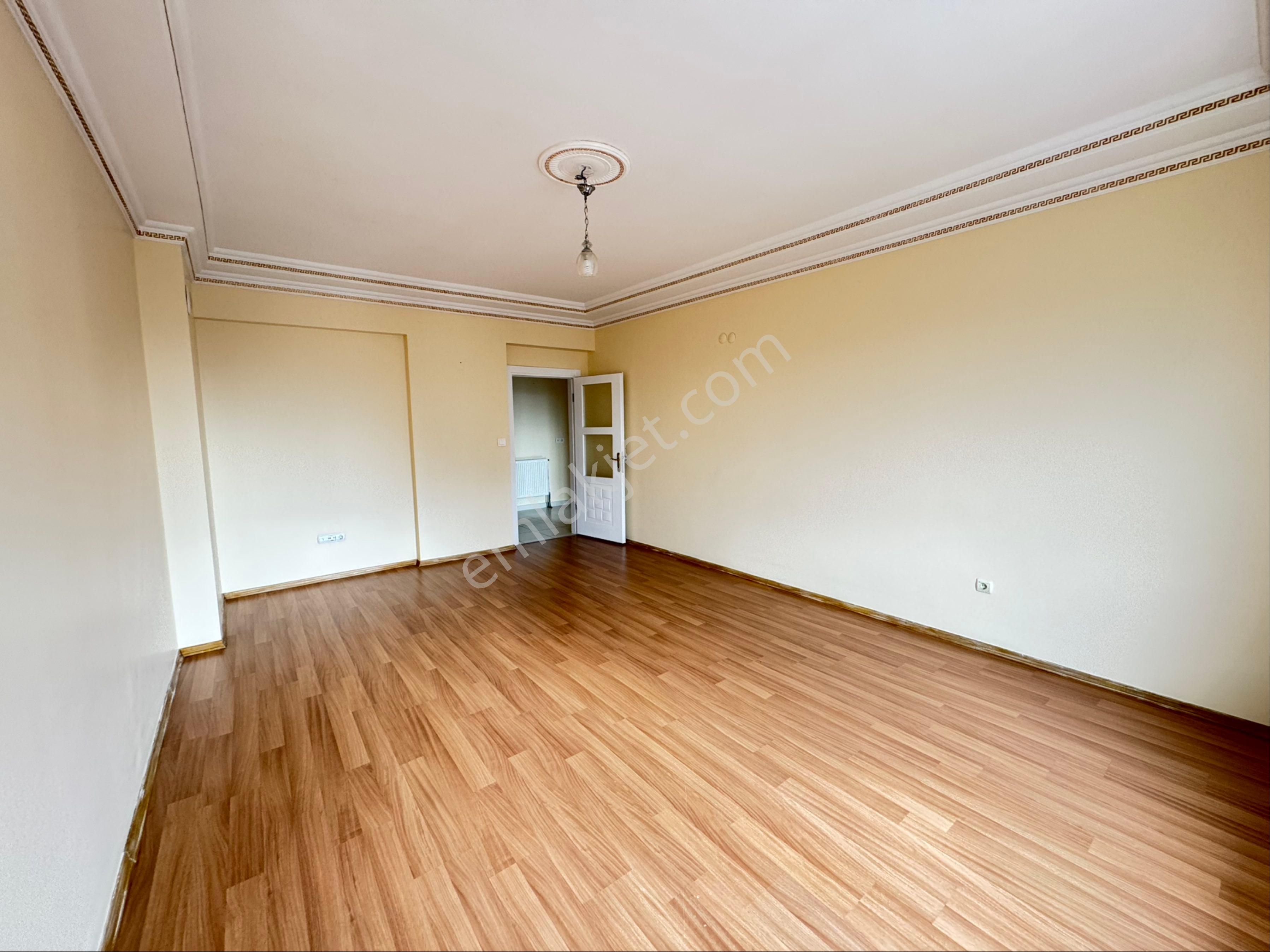 Mithatpaşa Mahallesi'nde Çift Banyolu Güney Cephe 3+1 Kiralık Daire - Görsel 21