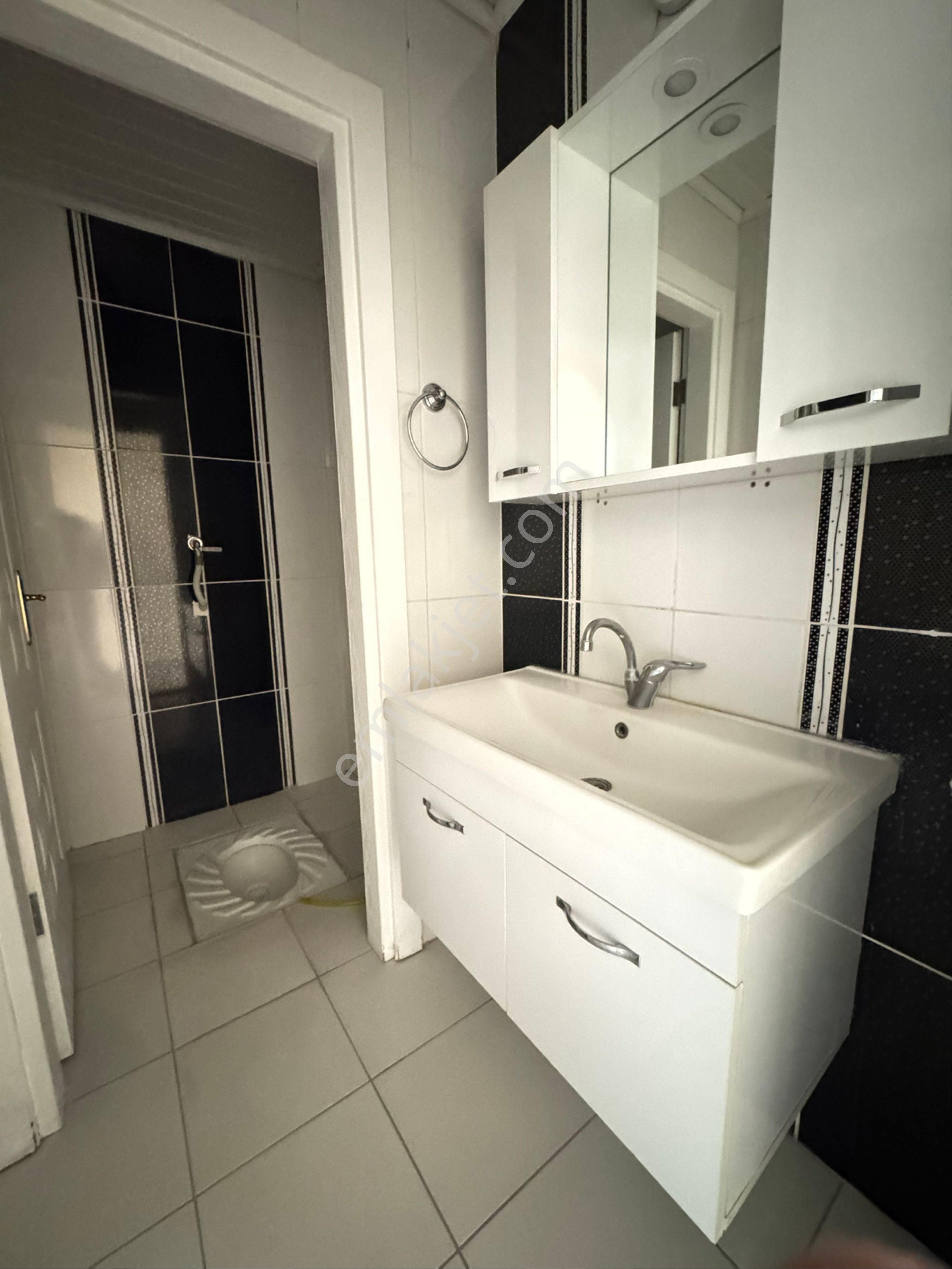 Mithatpaşa Mahallesi'nde Çift Banyolu Güney Cephe 3+1 Kiralık Daire - Görsel 22