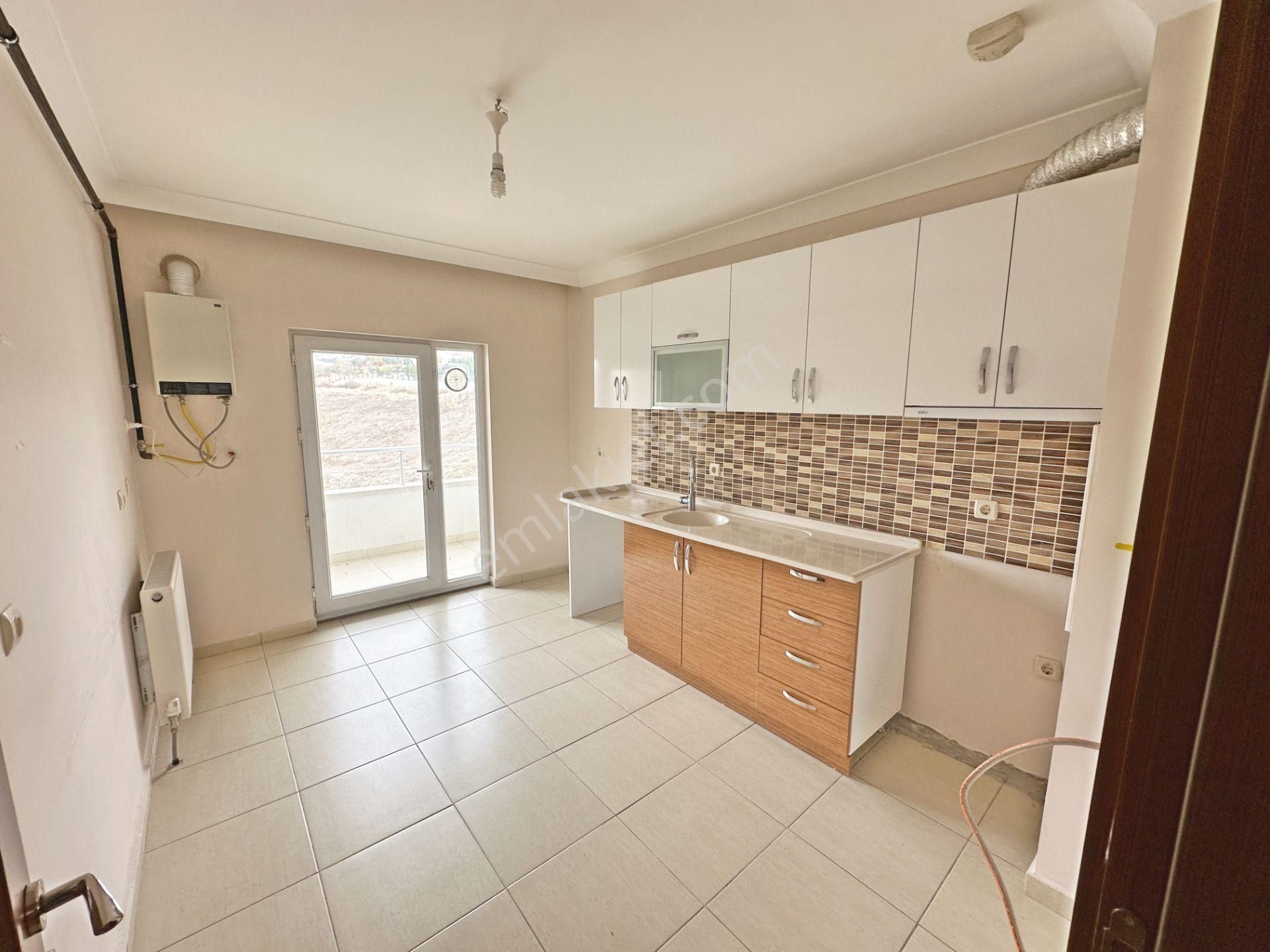 Göknar Sitesinde Manzaralı Ebeveyn Banyolu Asansörlü 3+1 Satılık Daire