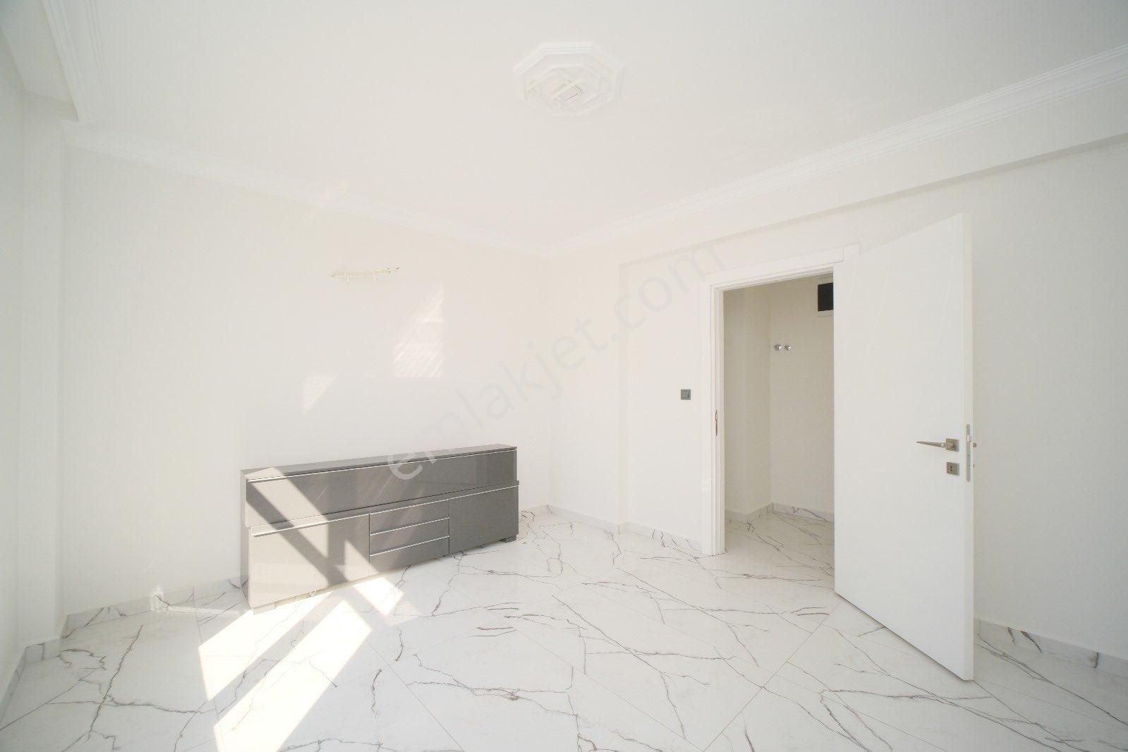 Cumhuriyet Mahallesi Denize İkinci Bina Komple Tadilatlı Deniz Manzaralı Daire - Görsel 26