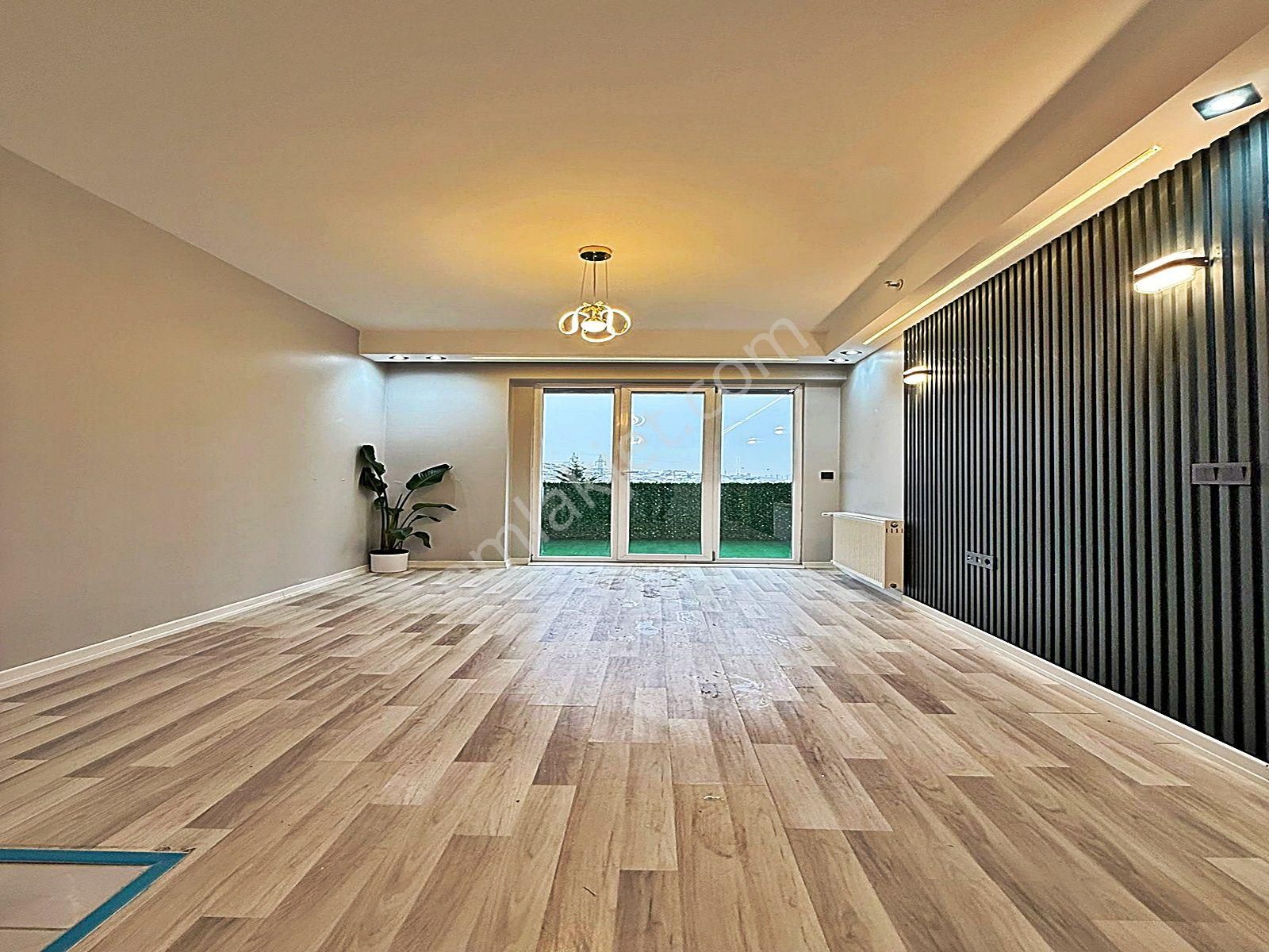 Metrobüse Çok Yakın ! Havuzlu Güvenlikli Site İçinde 1+1 Lüks - Görsel 16