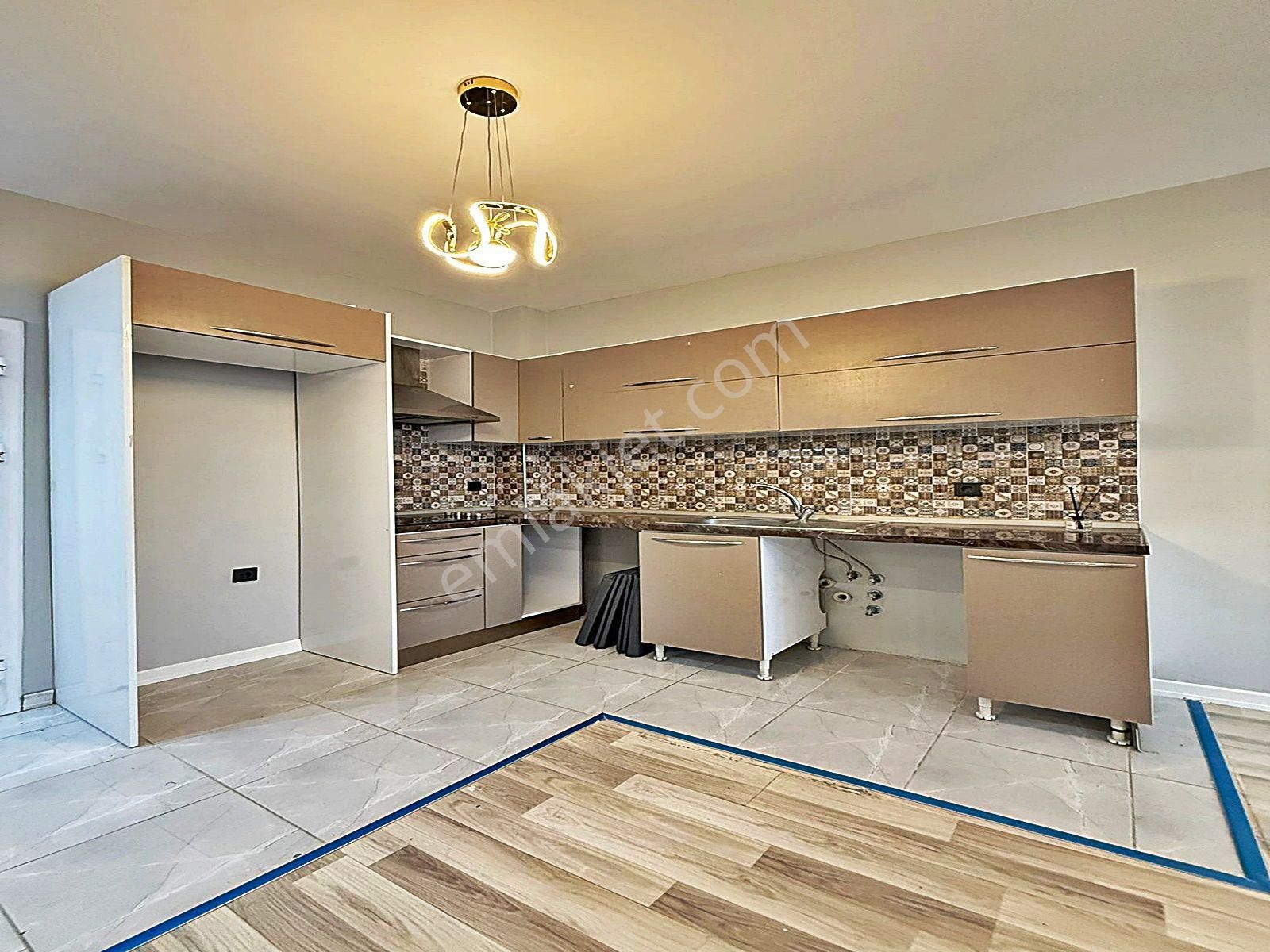 Metrobüse Çok Yakın ! Havuzlu Güvenlikli Site İçinde 1+1 Lüks - Görsel 13