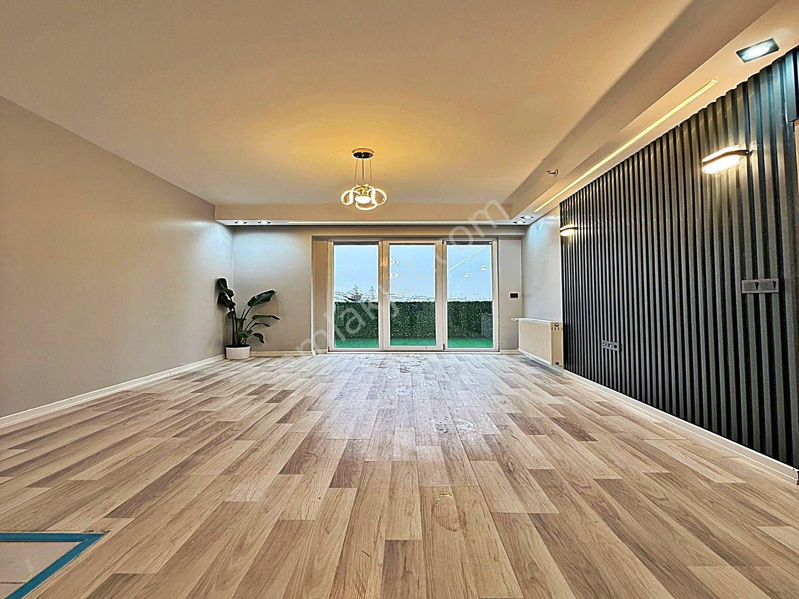 Metrobüse Çok Yakın ! Havuzlu Güvenlikli Site İçinde 1+1 Lüks - Görsel 2