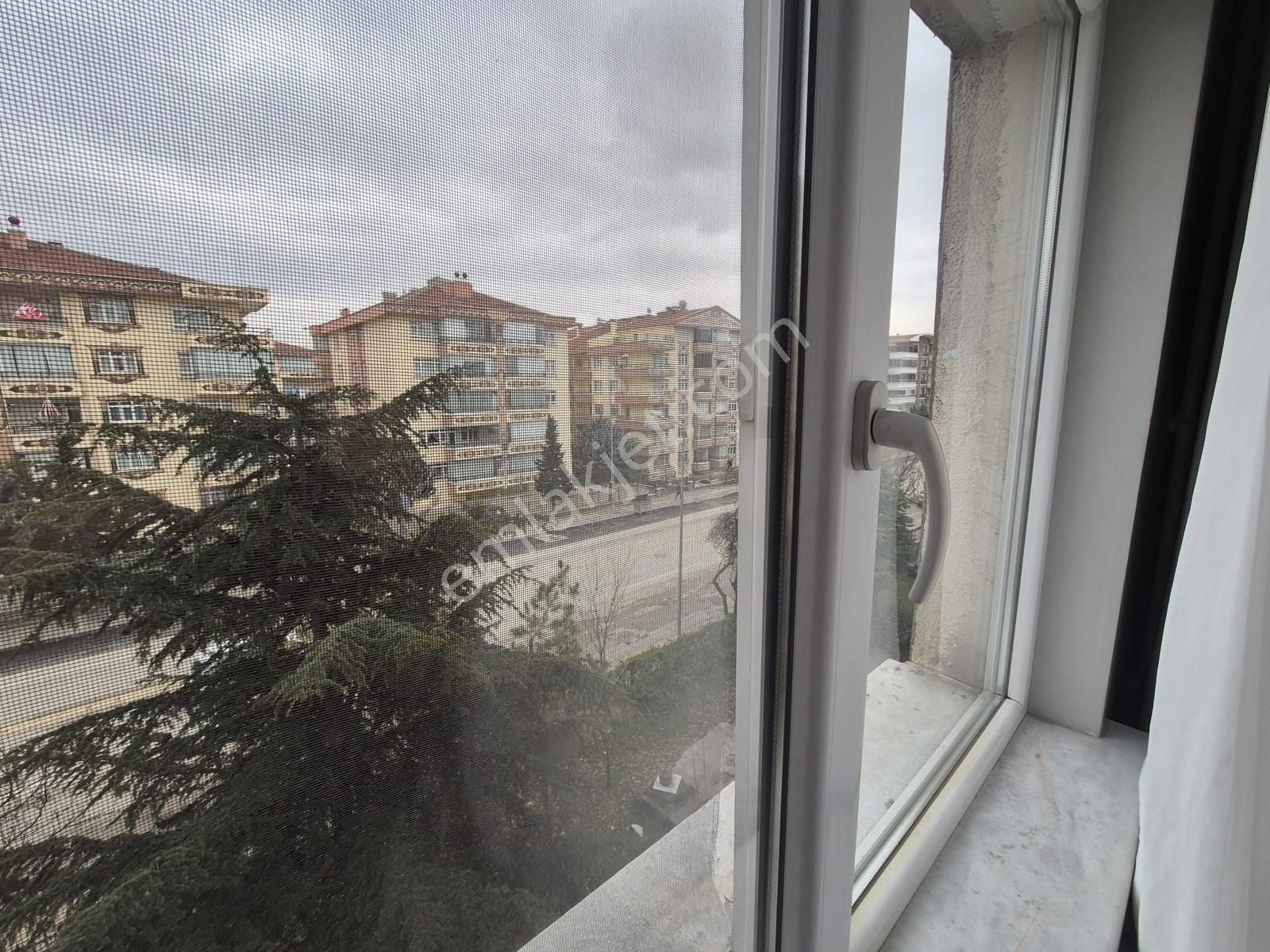 Serhat Mahallesinde Site İçerisinde Yapılı Kiralık 3+1 - Görsel 24
