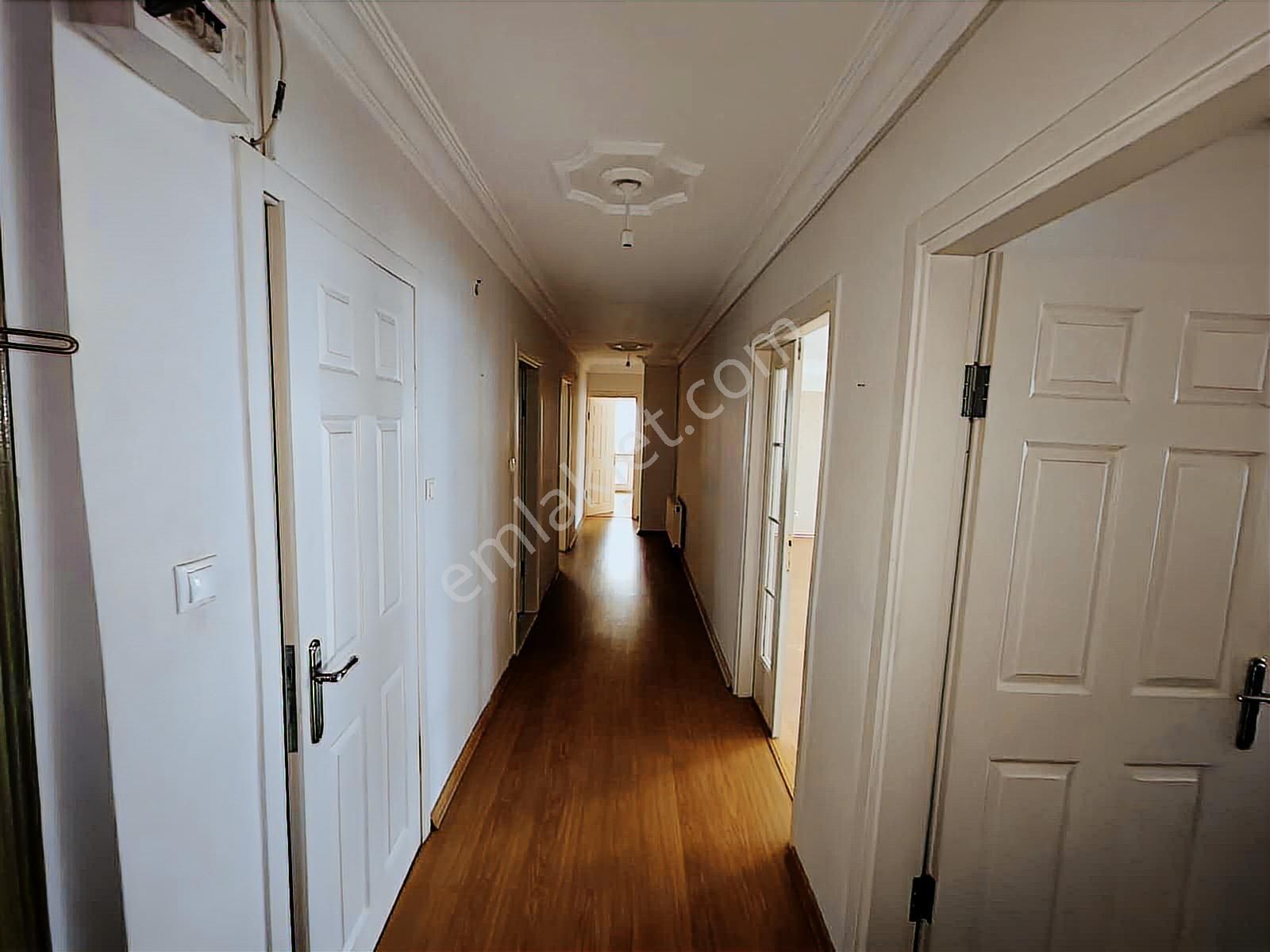 Cadde Üzeri Sitede Bakımlı Geniş 3+1 Kiralık Daire - Görsel 2