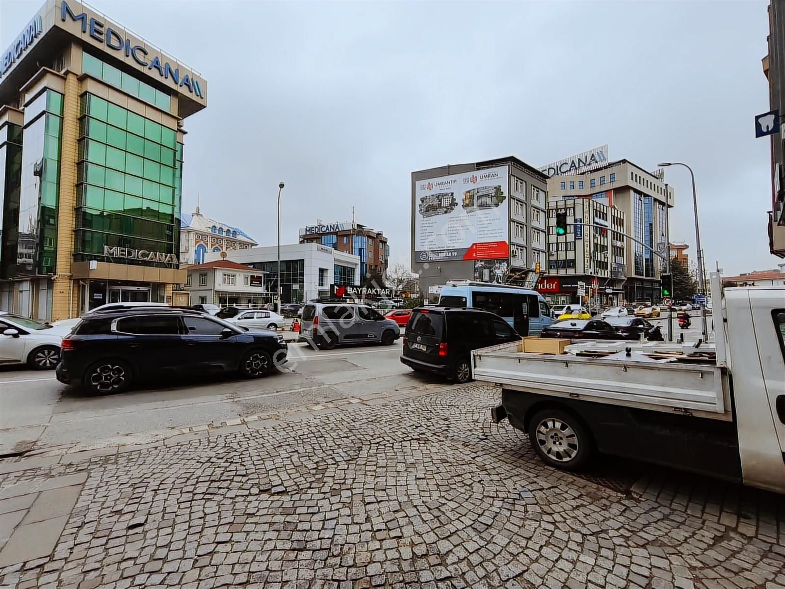Cadde Üzeri Sitede Bakımlı Geniş 3+1 Kiralık Daire - Görsel 5