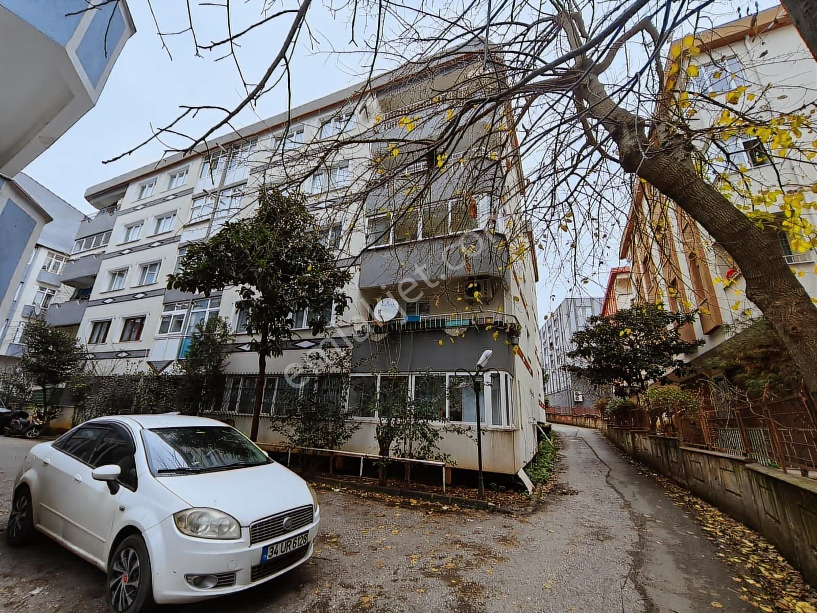 Cadde Üzeri Sitede Bakımlı Geniş 3+1 Kiralık Daire