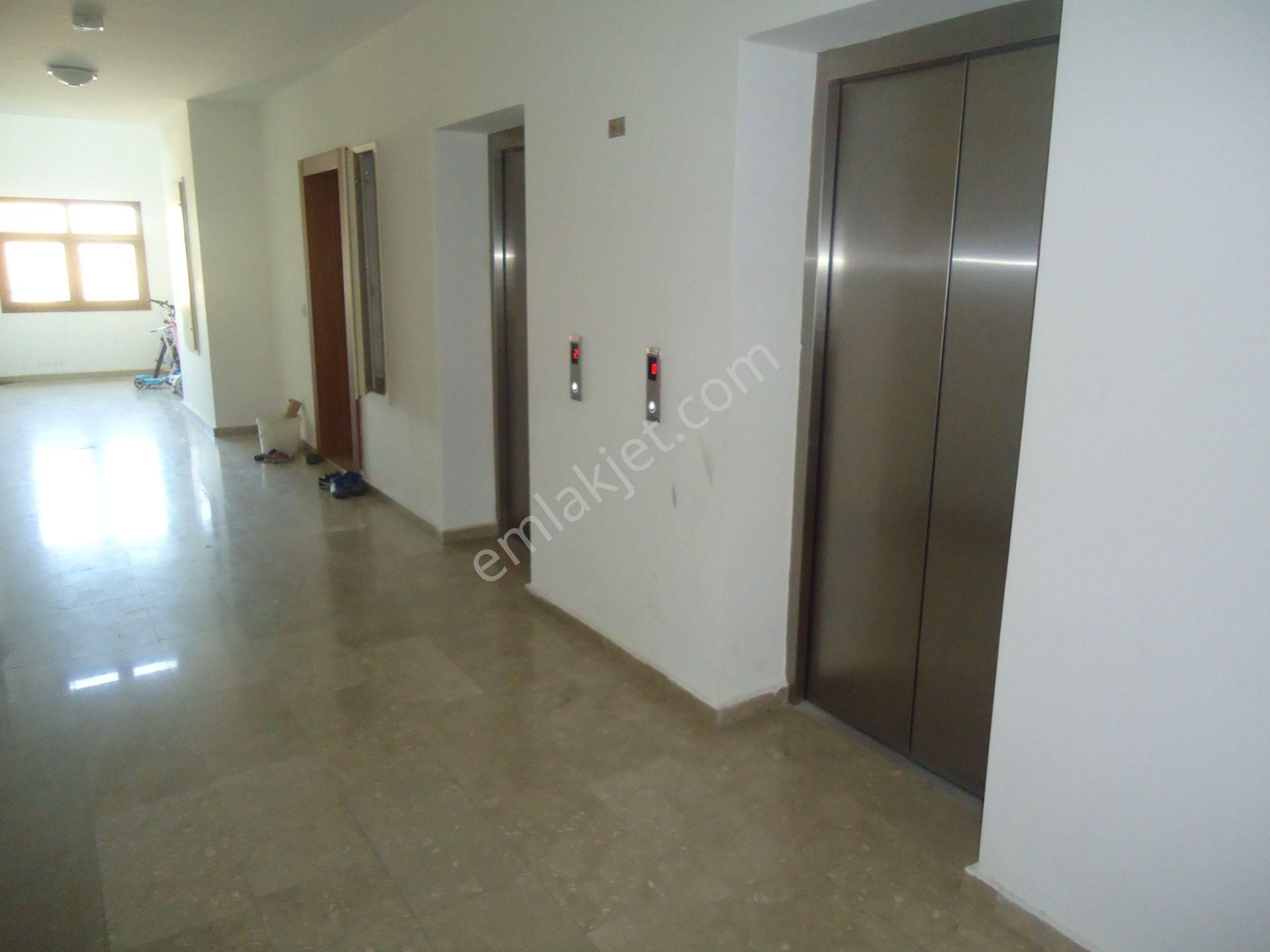 Krc'den Uzun Bloklarda Katta Satılık 3+1 Daire - Görsel 3