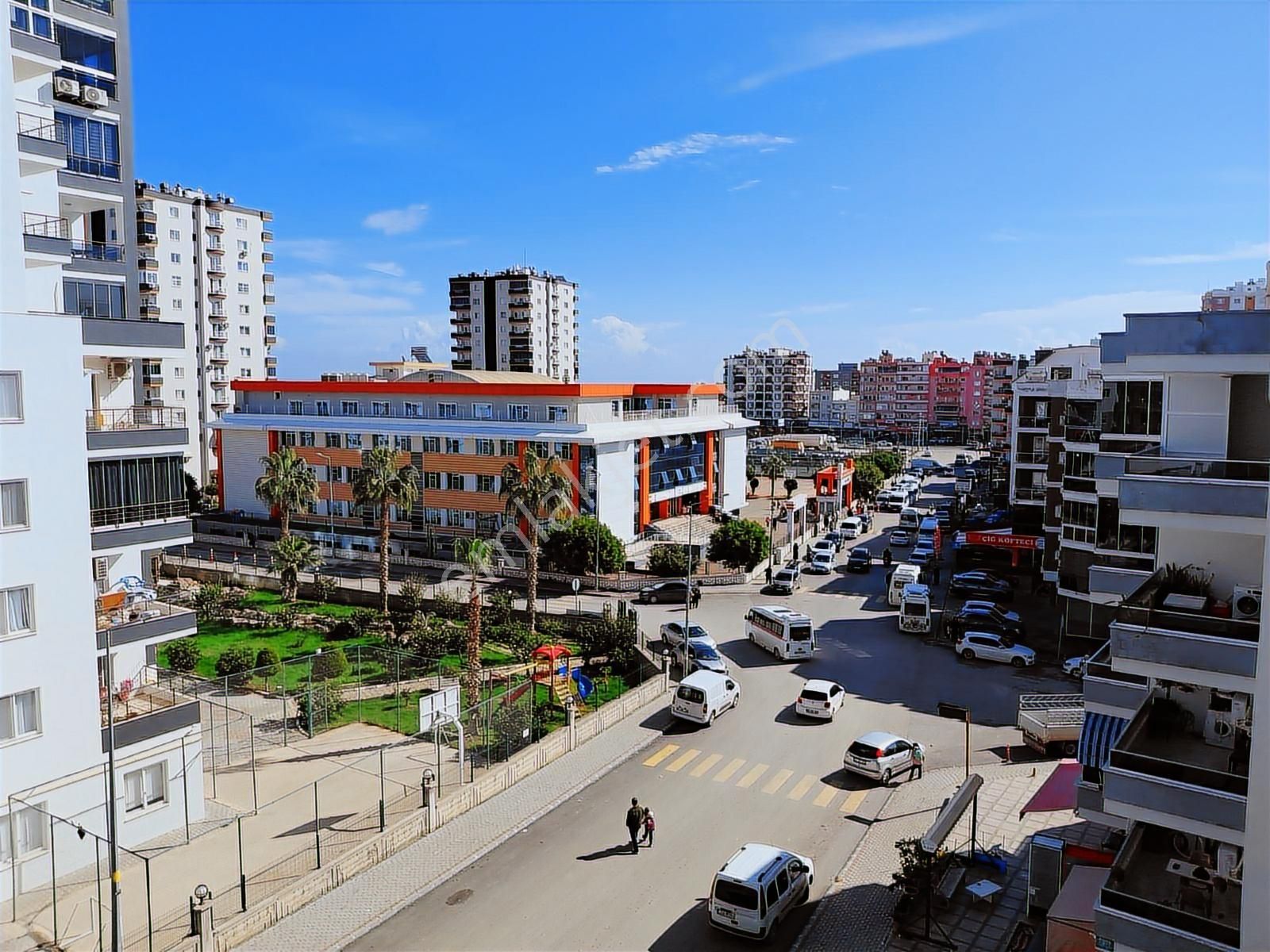 Uğur Emlak'tan Alata'da Satılık Kapalı Mutfaklı Geniş Daire