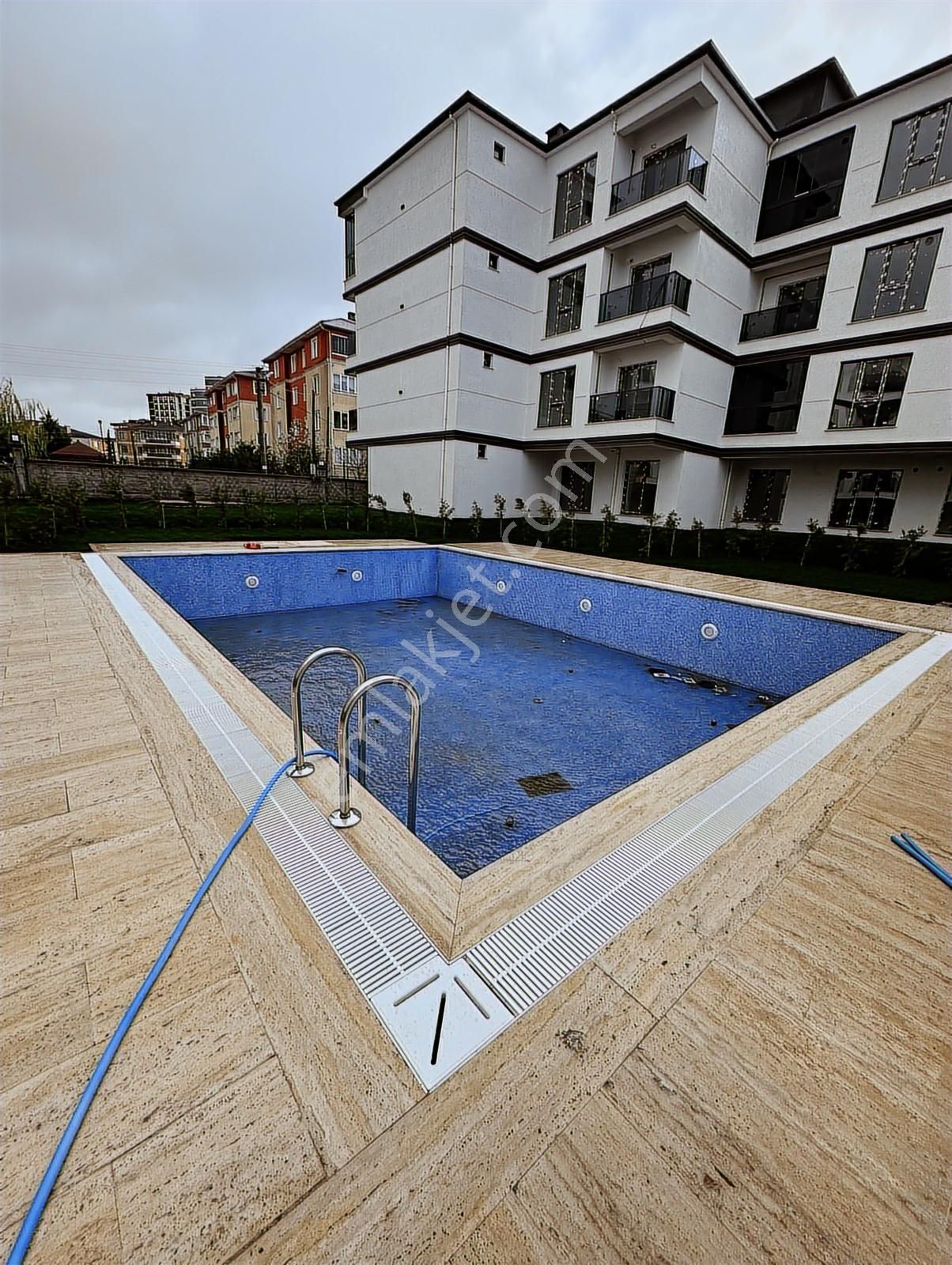 Redstone'dan 33 M ² Bahçe Kullanım Alanlı Site İçi 1+1 Daire - Görsel 24