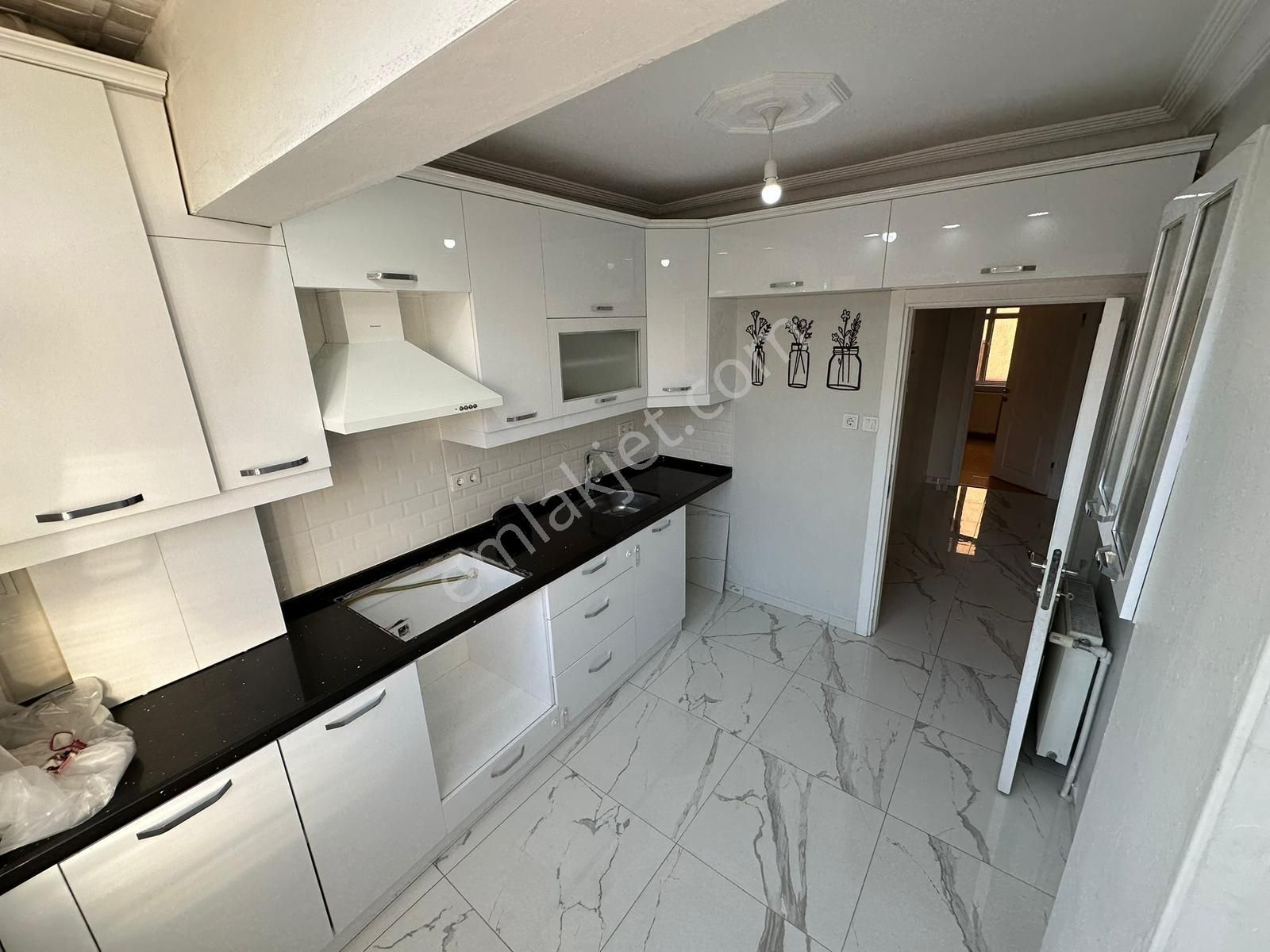 Efka Gayrimenkulden Yenibosna Metro Metrobüse Yakın Satılık 80 M2 2+1 Daire - Görsel 2