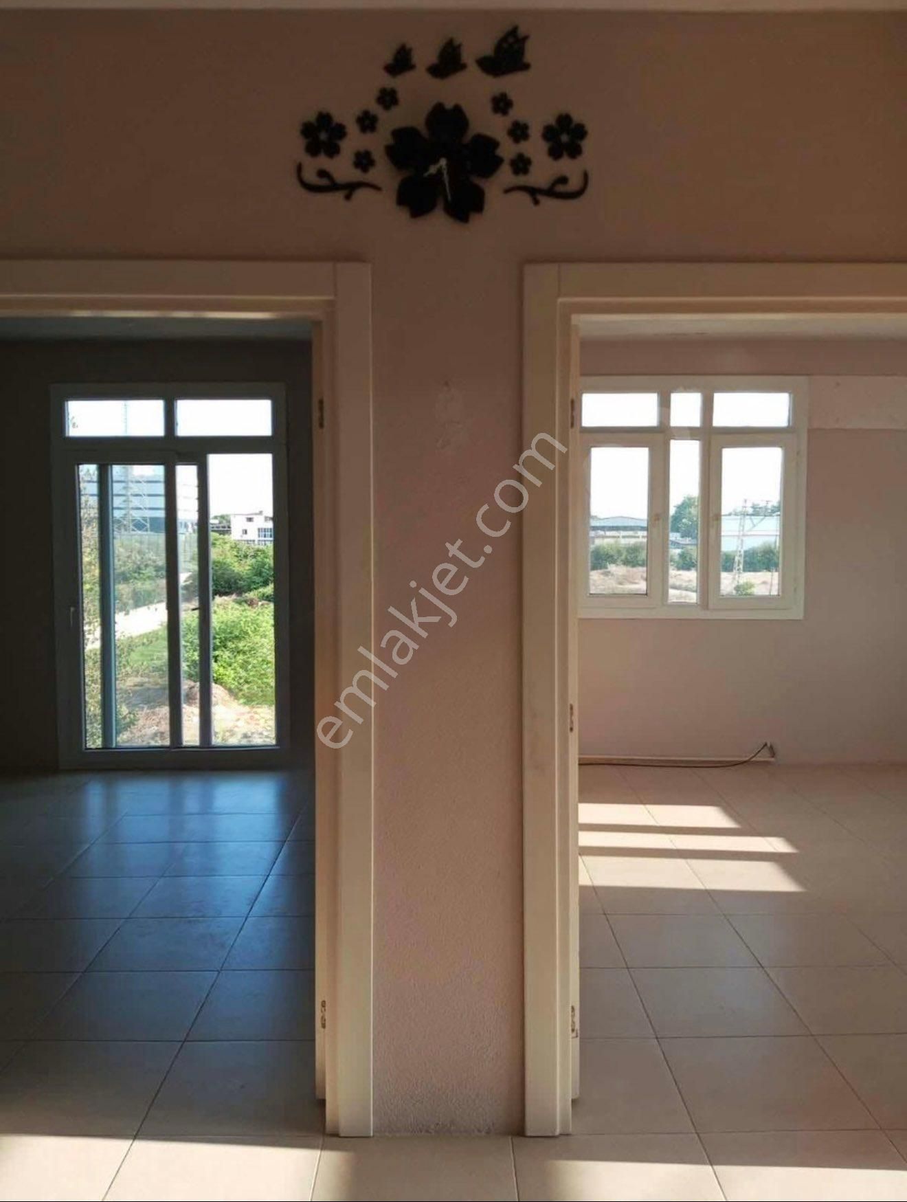 Yeşiloba Mahallesinde Geniş Oturumlu, 4 Cephe Açık, Ferah 3+1 Kiralık Müstakil Ev! - Görsel 4