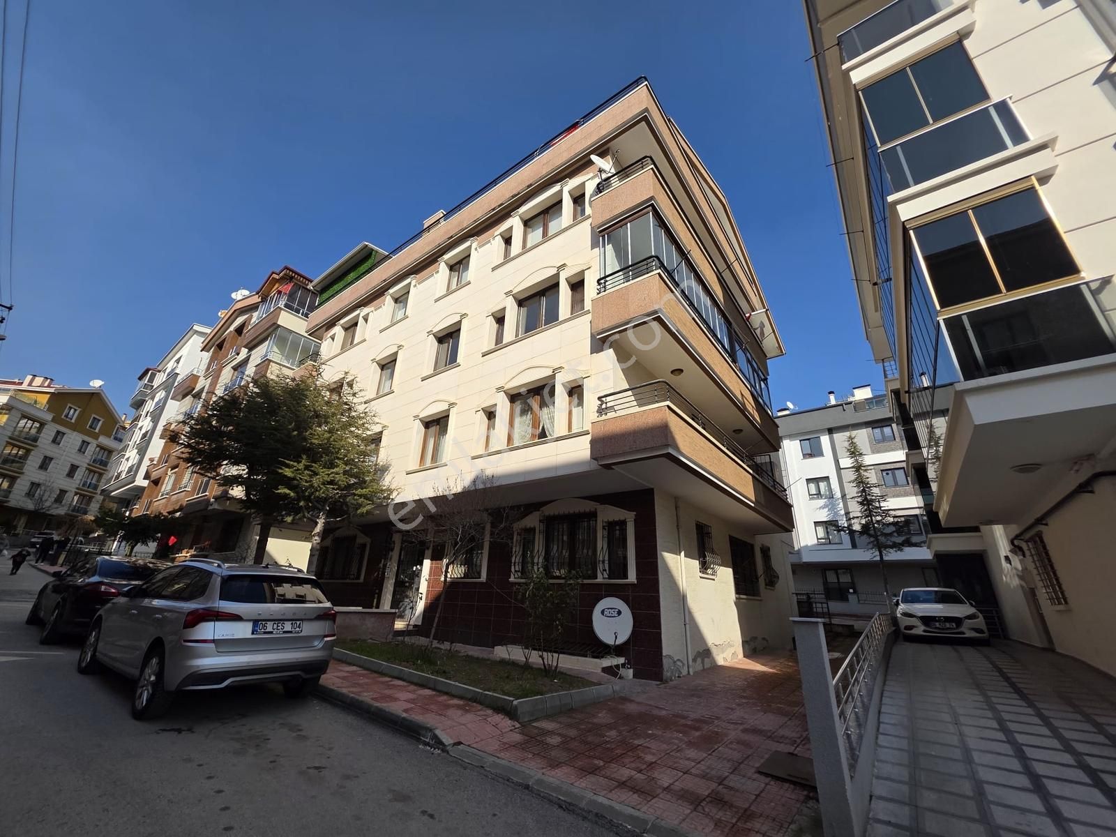 Ayvalıda Ara Katta Asansörlü Göktürk Parkının Yanında Yapılı 3+1