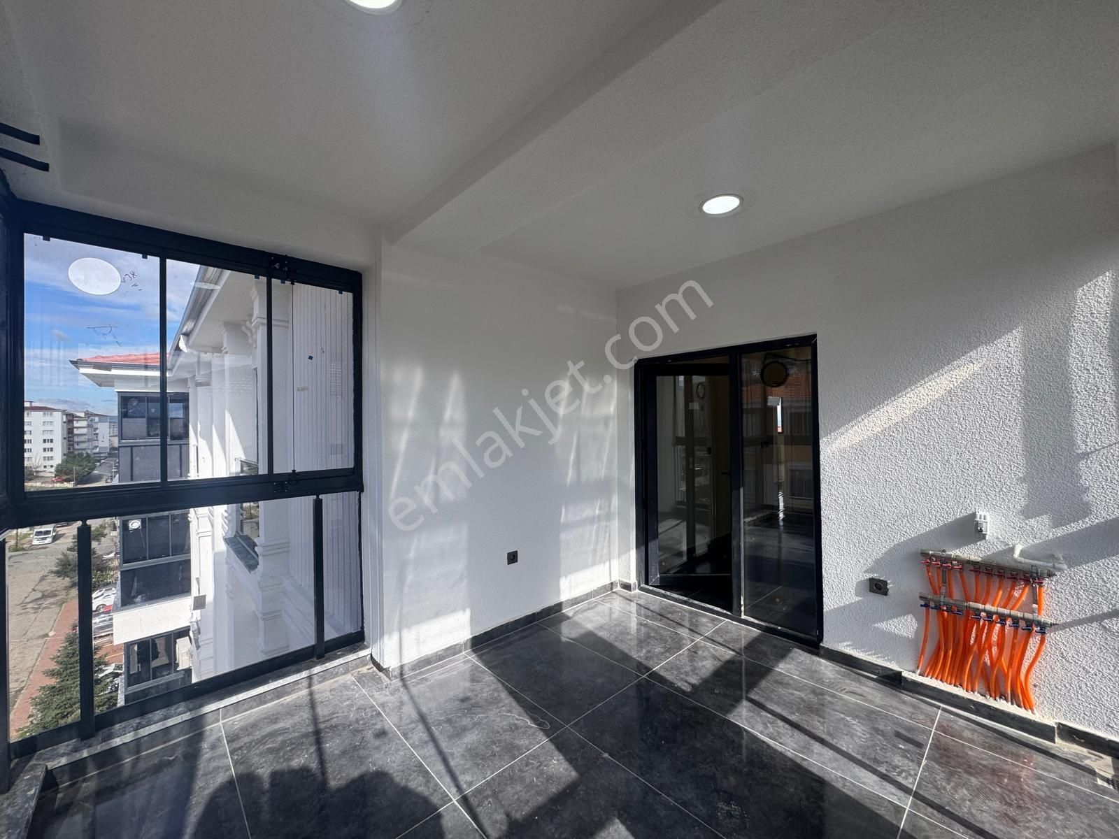 Altınova Mah. Geniş Ferah Denize Sahile Yürüme Mesafede 3+1 Dair - Görsel 2