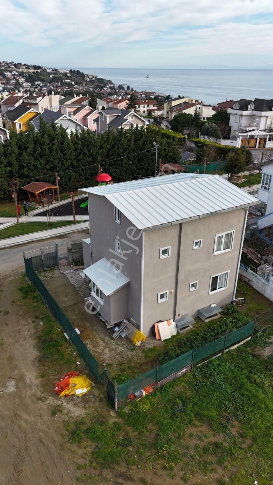 Silivride Cumhuriye Mah. Satılık 8+3 Tripleks Villa