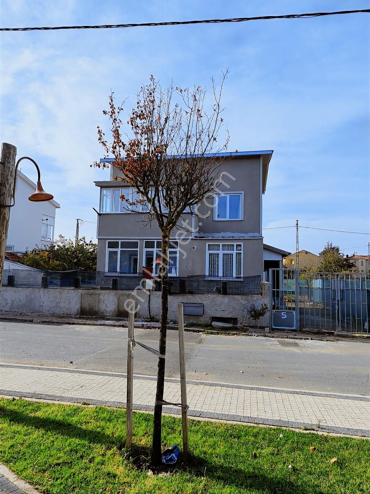 Silivride Cumhuriye Mah. Satılık 8+3 Tripleks Villa