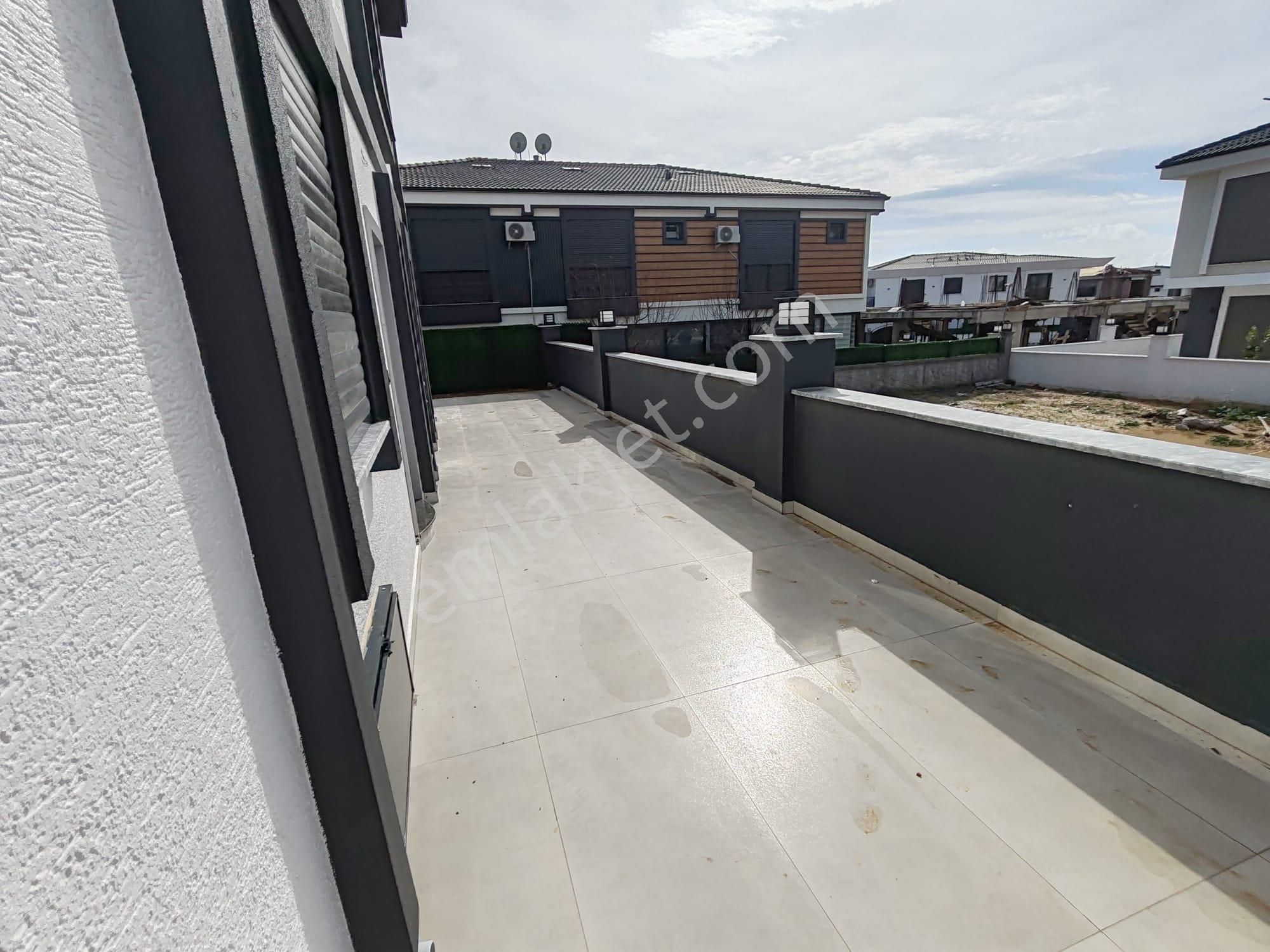 Didimde 3+1 Villa Havuzlu Bahçeli Geniş Salonlu - Görsel 2