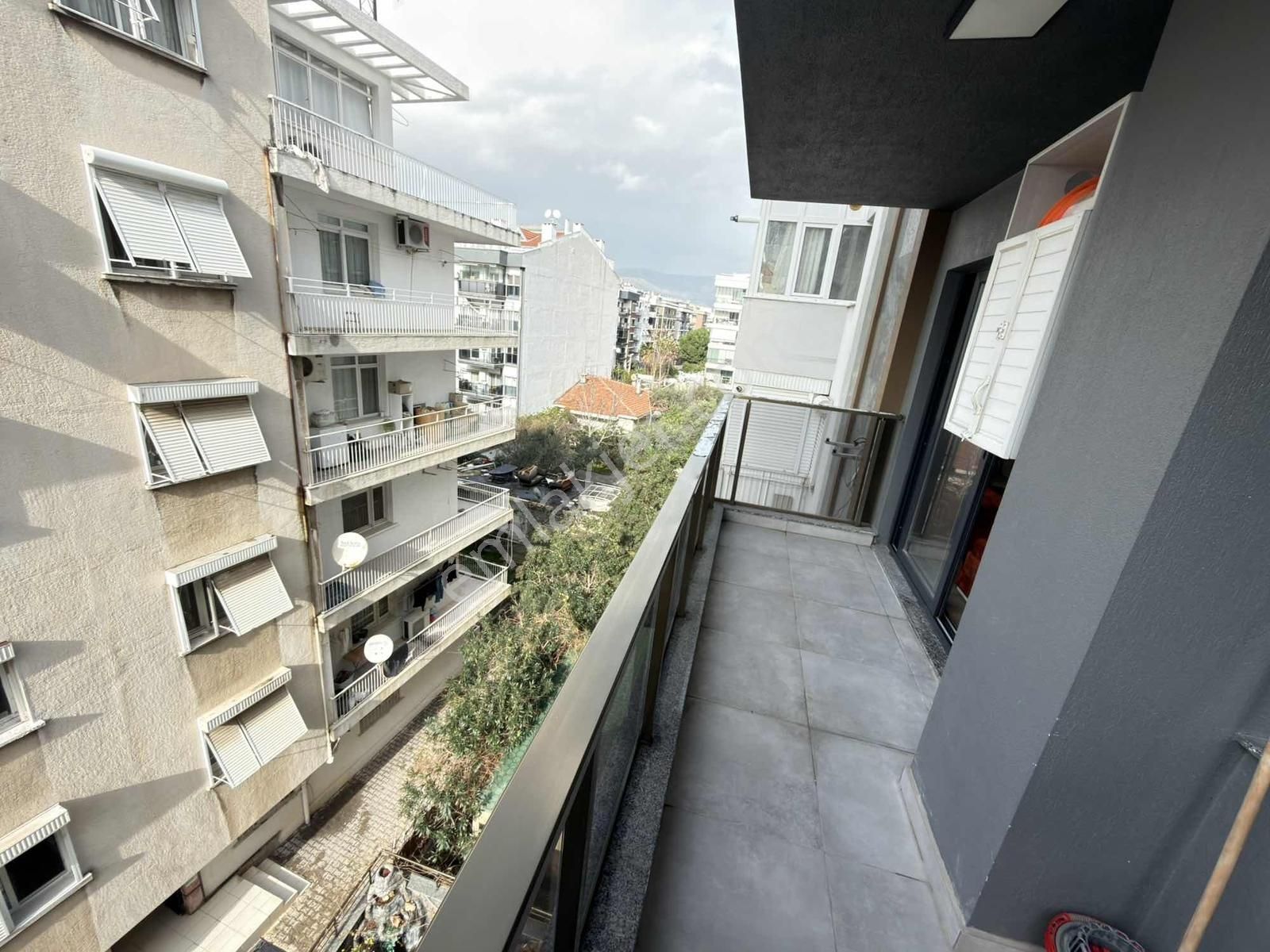 Karşıyaka Girne Caddesinde 1+1 Arakat Kiralık Daire - Görsel 2