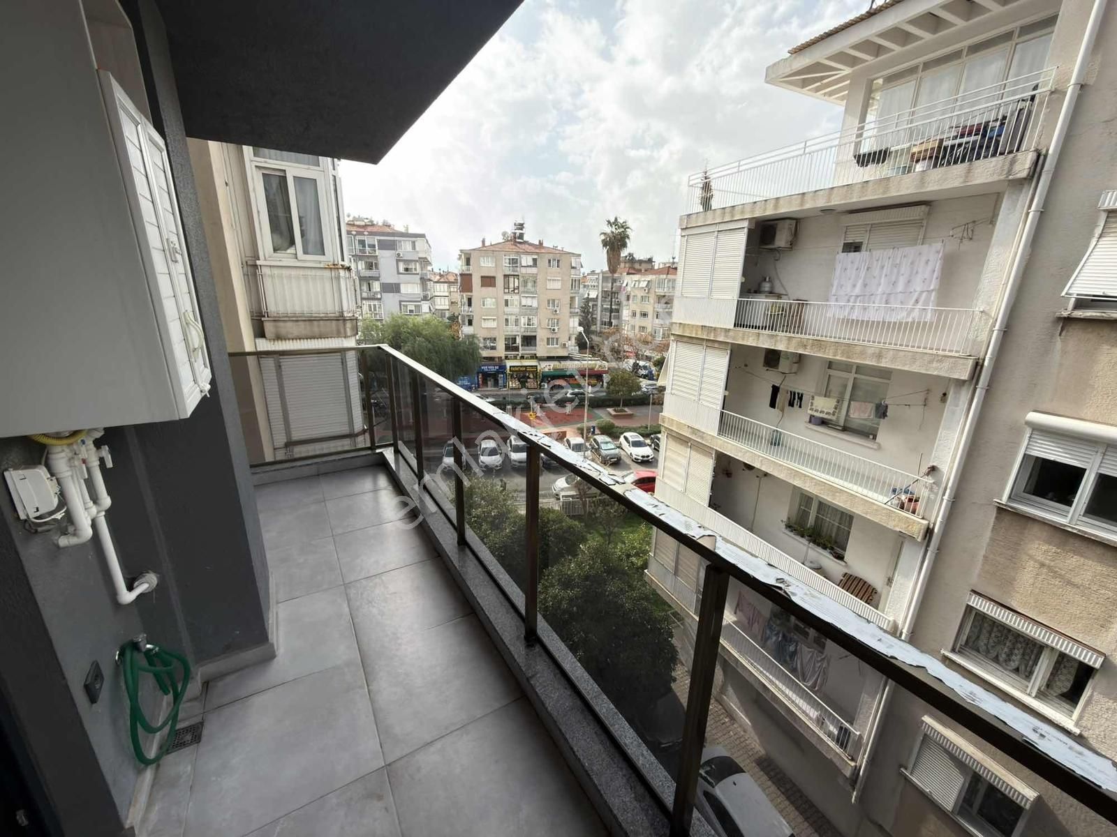 Karşıyaka Girne Caddesinde 1+1 Arakat Kiralık Daire - Görsel 8