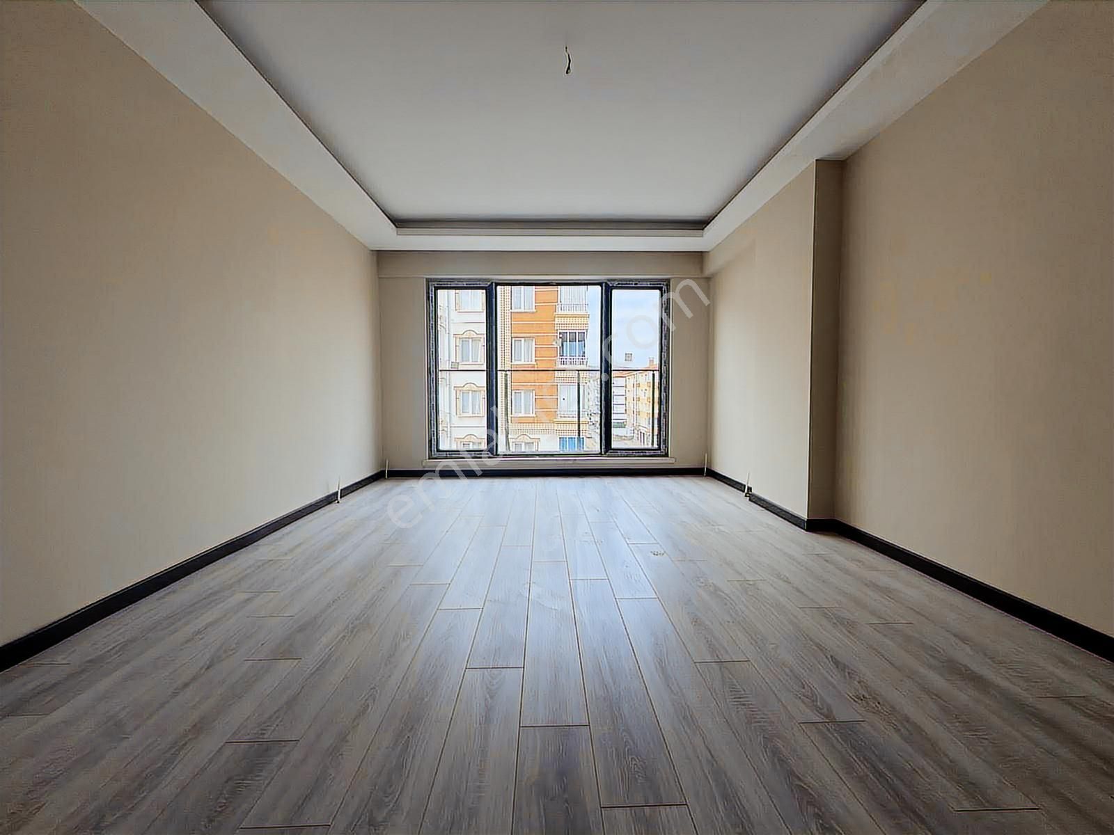 Keçiörende 3+1 Orta Katta Sıfır Cadde Üstü Erkusların Binada