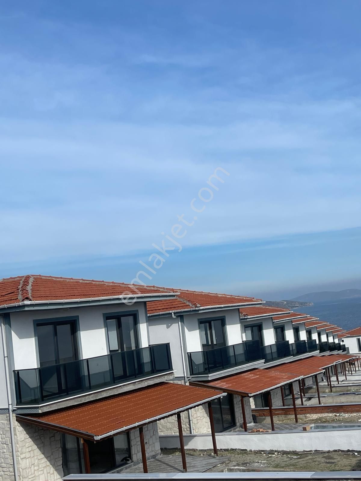 Avşa Adasında Satılık Müstakil Havuzlu Villa