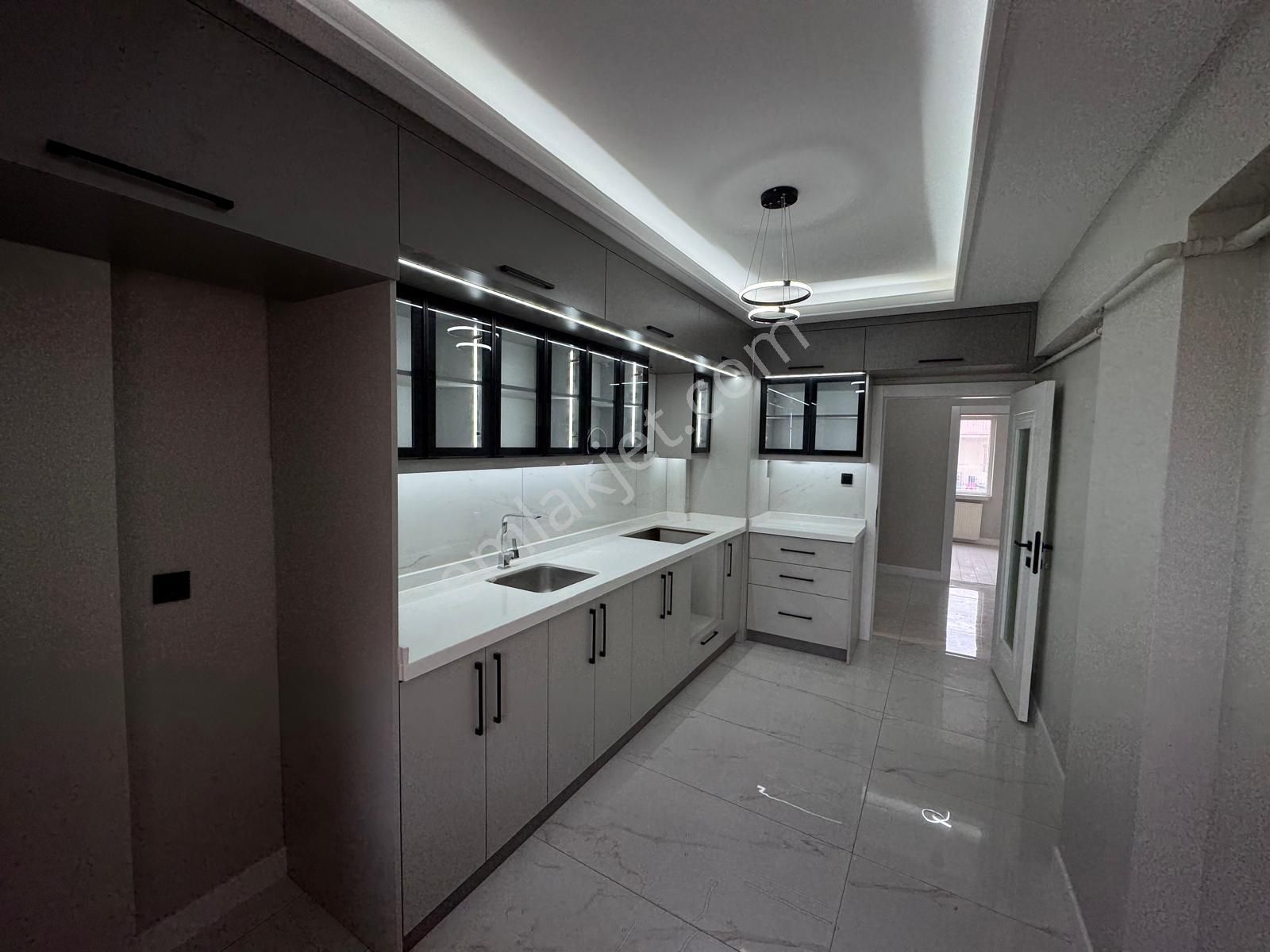 Aktif Emlak'tan Fatih Metro Dibinde 3+1 Full Yapılı Satılık Daire!!!