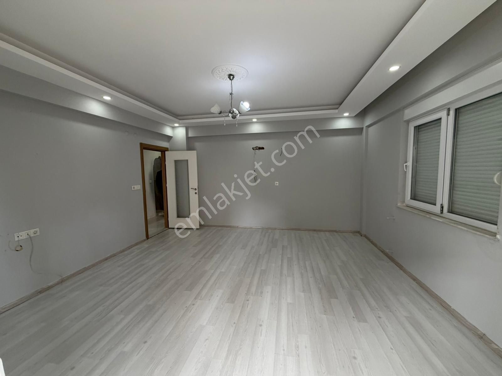 Das Gayrimenkulden Kiralık 3+1 Daire Akçaalan Mahallesin'de