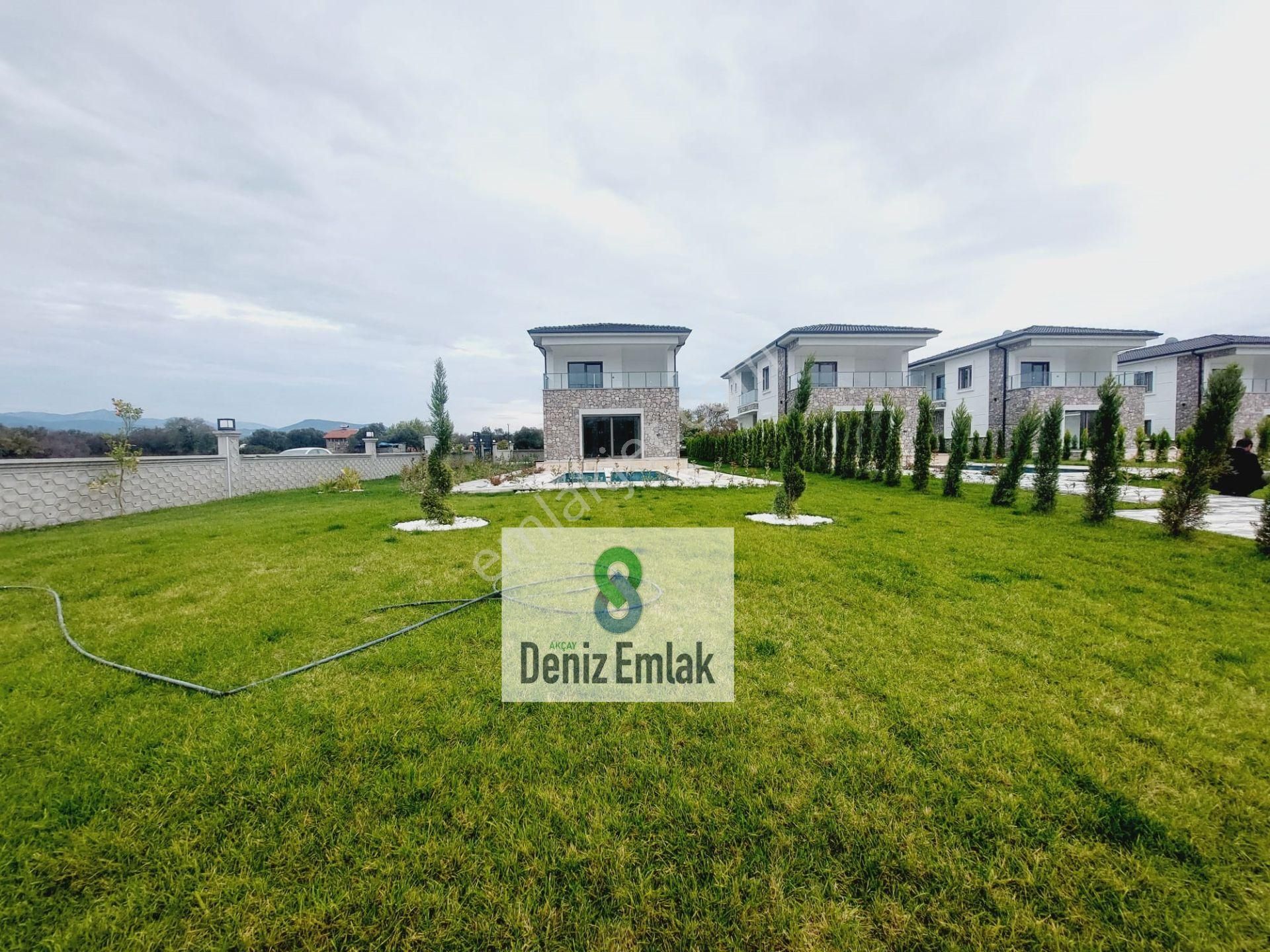 Denizden Akçayda Tam Müstakil Havuzlu Satılık 3+1 Villa.
