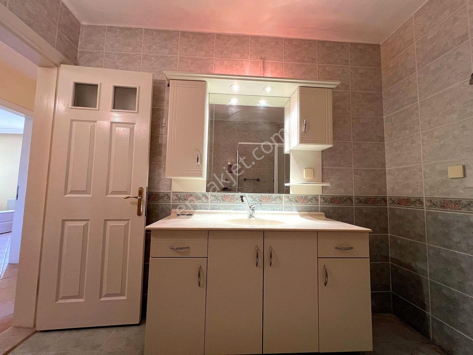 Kuşadası Merkezinde Manzaralı 3+1 Kiralık Daire - Görsel 31