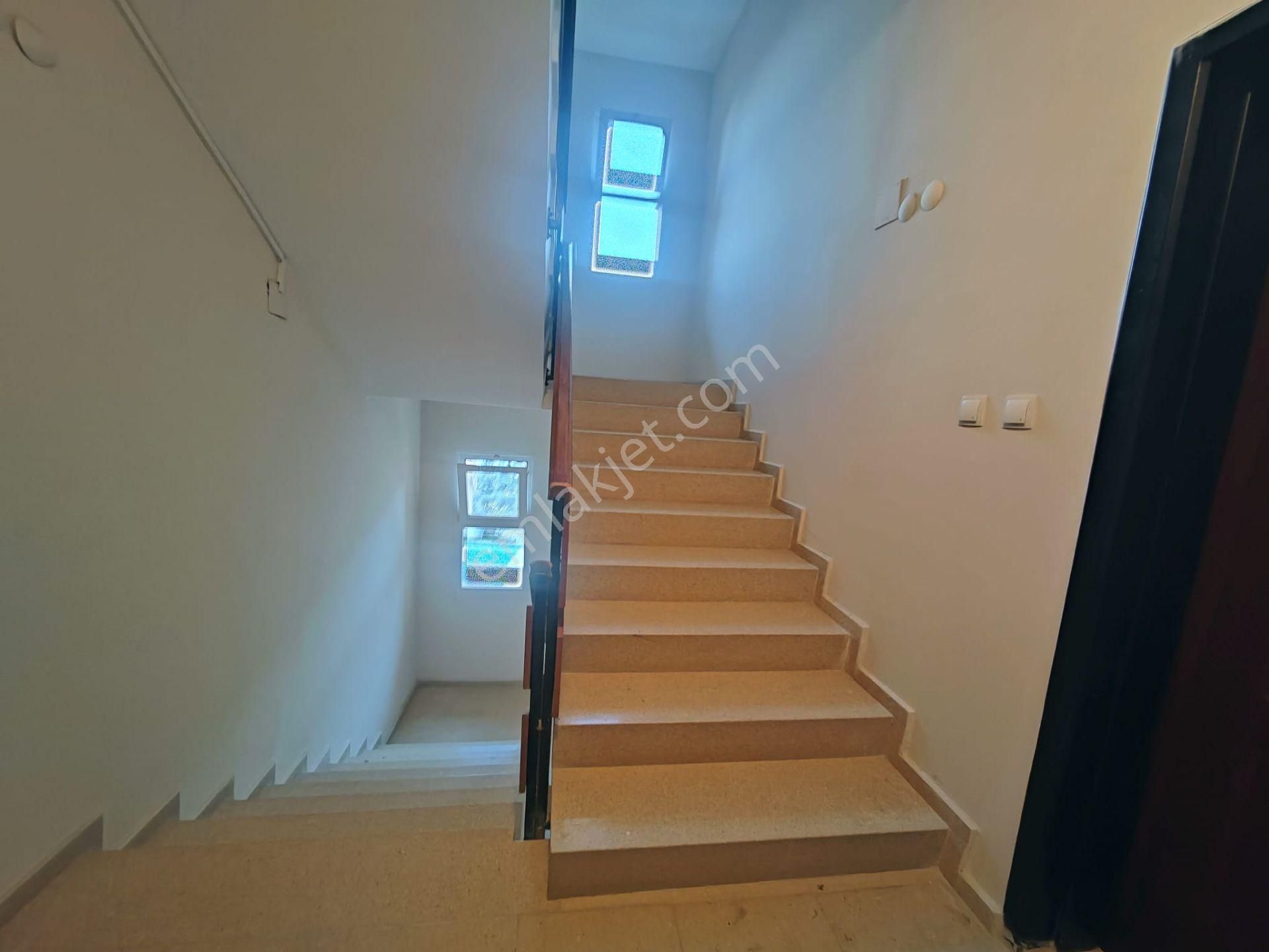 Kuşadası Merkezinde Manzaralı 3+1 Kiralık Daire - Görsel 8