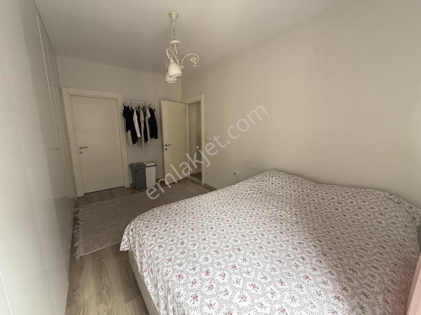 Sur Cadde'de Cadde Cephe 2+1 Katta Full Eşyalı Doğal Gazlı