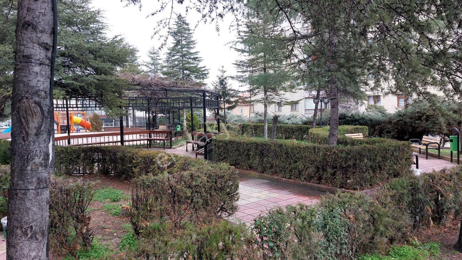 Törekent Metro Yakını Ara Katta Sitede Asansörlü İskanlı 3+1