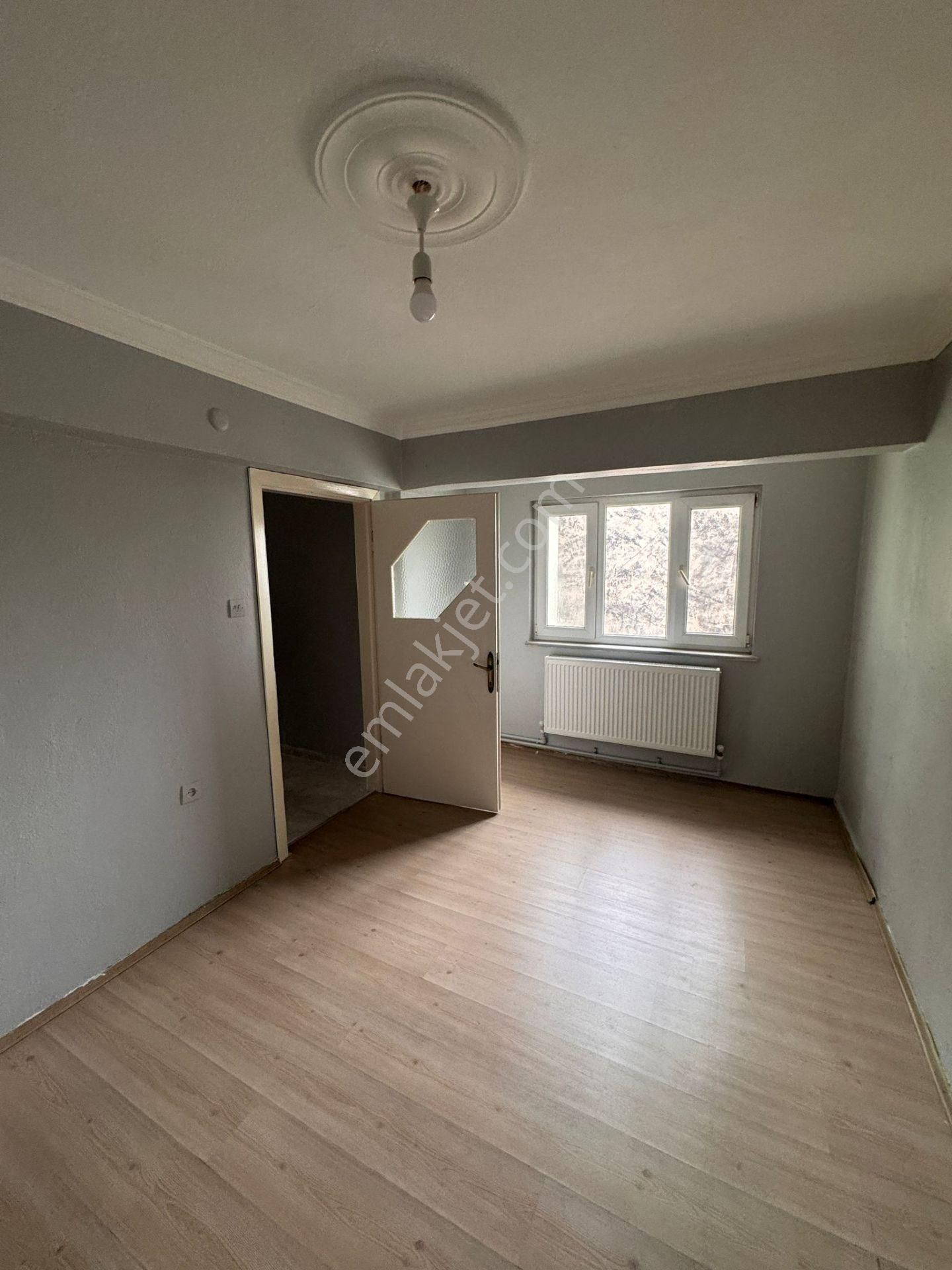 Emir Sultan Mahallesin'de Kiralık 2+1 Temiz Cam Balkonlu Daire - Görsel 3