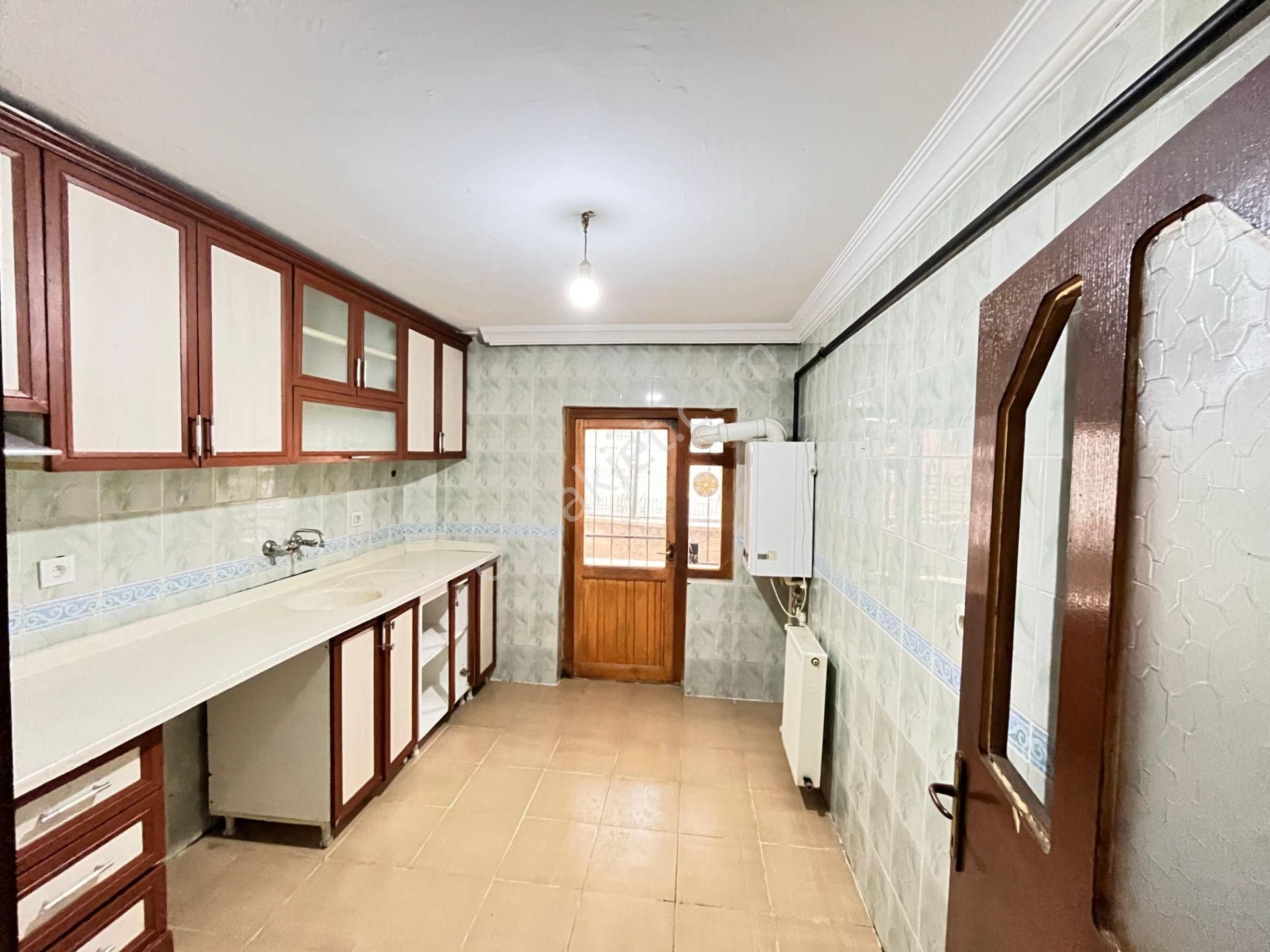 Kent'ten Akdere'de Karaşar Caddesi Merkezi Konumda 3+1 Daire ***