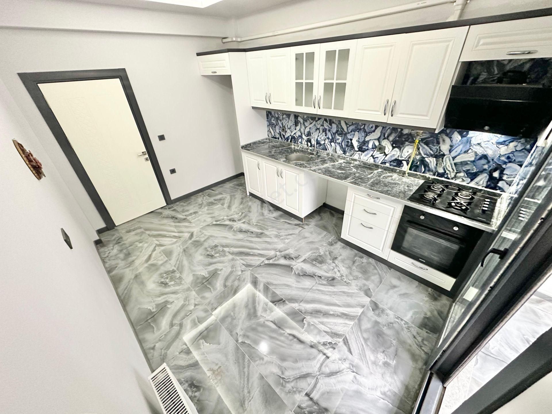 ꧁ay Emlaktan꧂akçay Merkezde Kombili Ön Cephe Ayrı Mutfaklı Satılık 2+1 Lüks Daire - Görsel 2