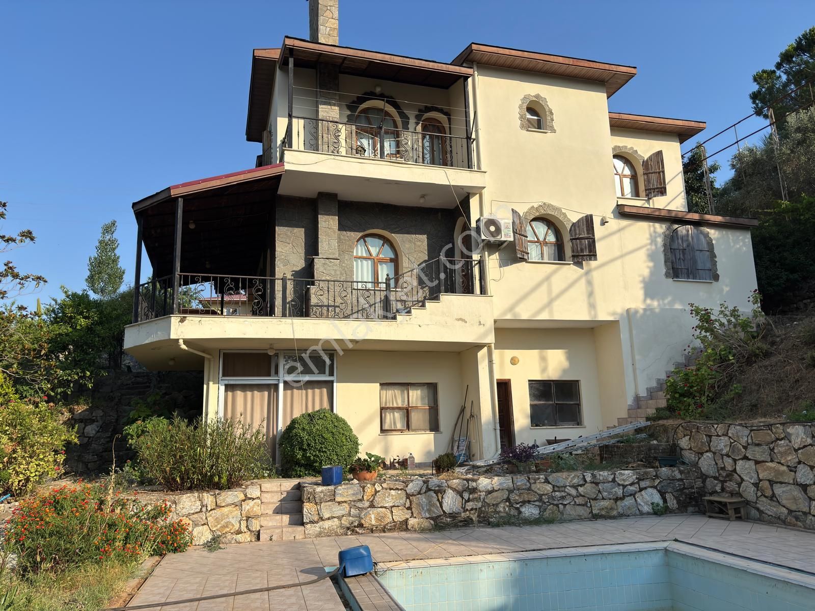 Geniş Arsa Üzerinde Şehir Manzaralı Özel Yapım Tarihi Villa... - Görsel 2