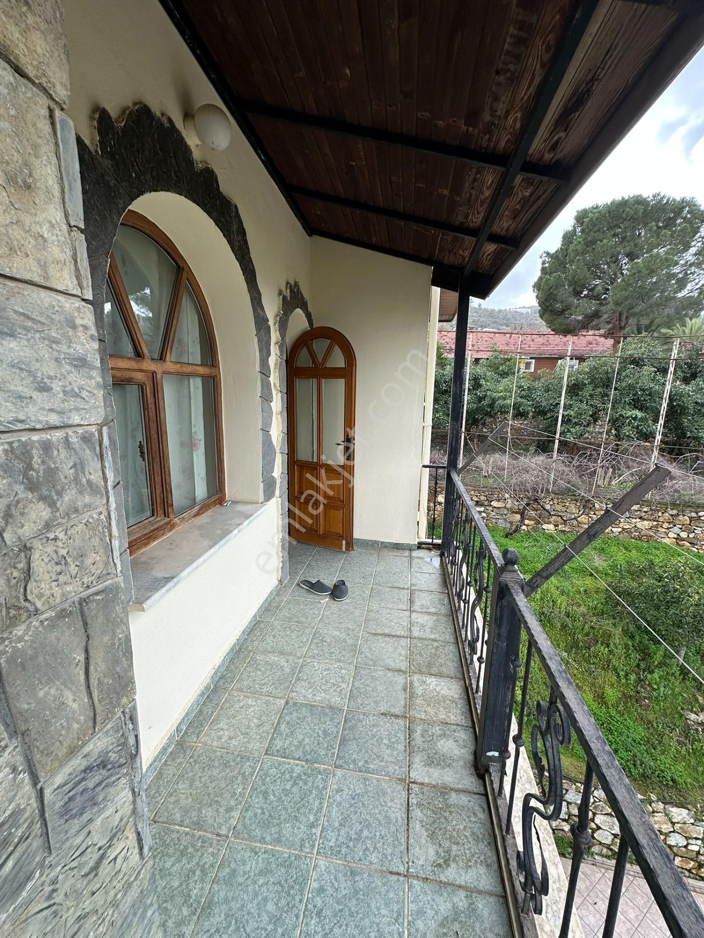 Geniş Arsa Üzerinde Şehir Manzaralı Özel Yapım Tarihi Villa... - Görsel 32