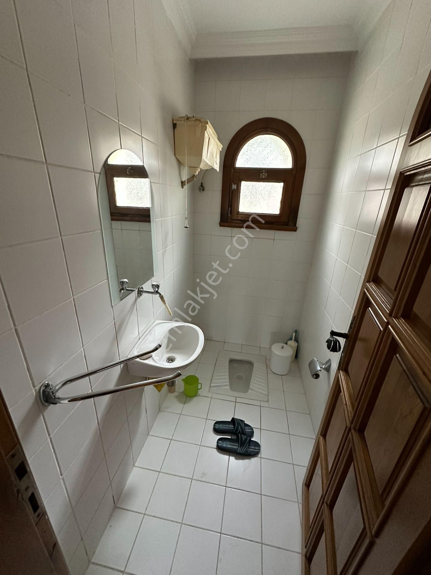 Geniş Arsa Üzerinde Şehir Manzaralı Özel Yapım Tarihi Villa... - Görsel 9