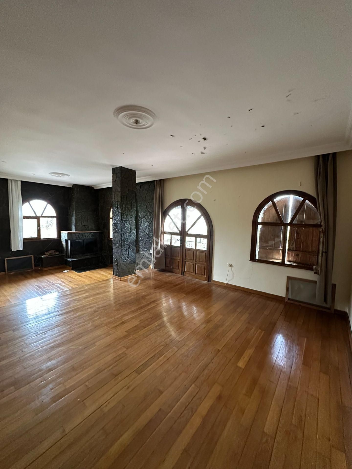 Geniş Arsa Üzerinde Şehir Manzaralı Özel Yapım Tarihi Villa... - Görsel 13